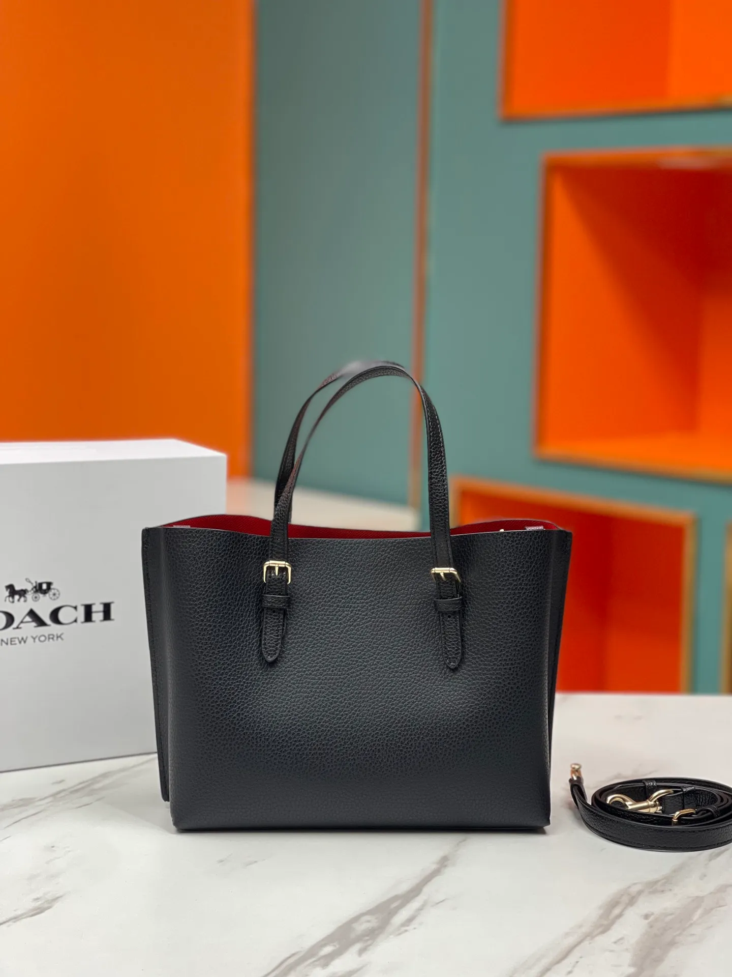 Batch 400💰coach/Coach new model number: C4084 new [Mollie Tote 25] small size tote. But there is no shortage of compartments. The material is classic and durable. There are many ways to match it. It can be carried by hand, on the shoulder, or cross-body. Another popular style. Little sisters, get it now! New colors are being unlocked ~ Size: 25*19*11,