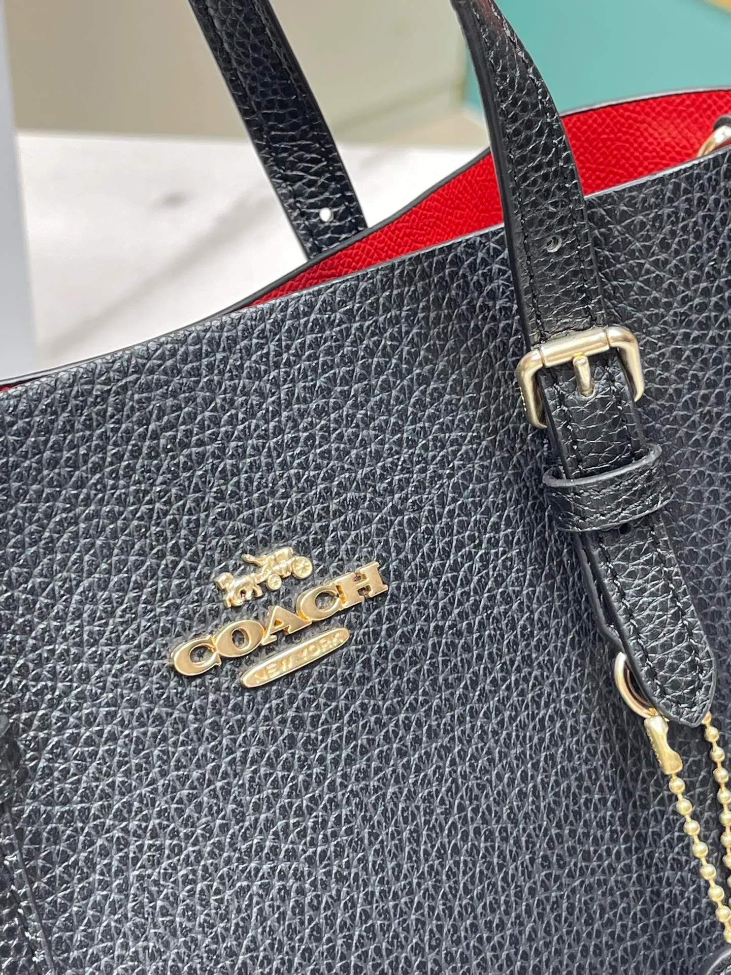 Batch 400💰coach/Coach new model number: C4084 new [Mollie Tote 25] small size tote. But there is no shortage of compartments. The material is classic and durable. There are many ways to match it. It can be carried by hand, on the shoulder, or cross-body. Another popular style. Little sisters, get it now! New colors are being unlocked ~ Size: 25*19*11,