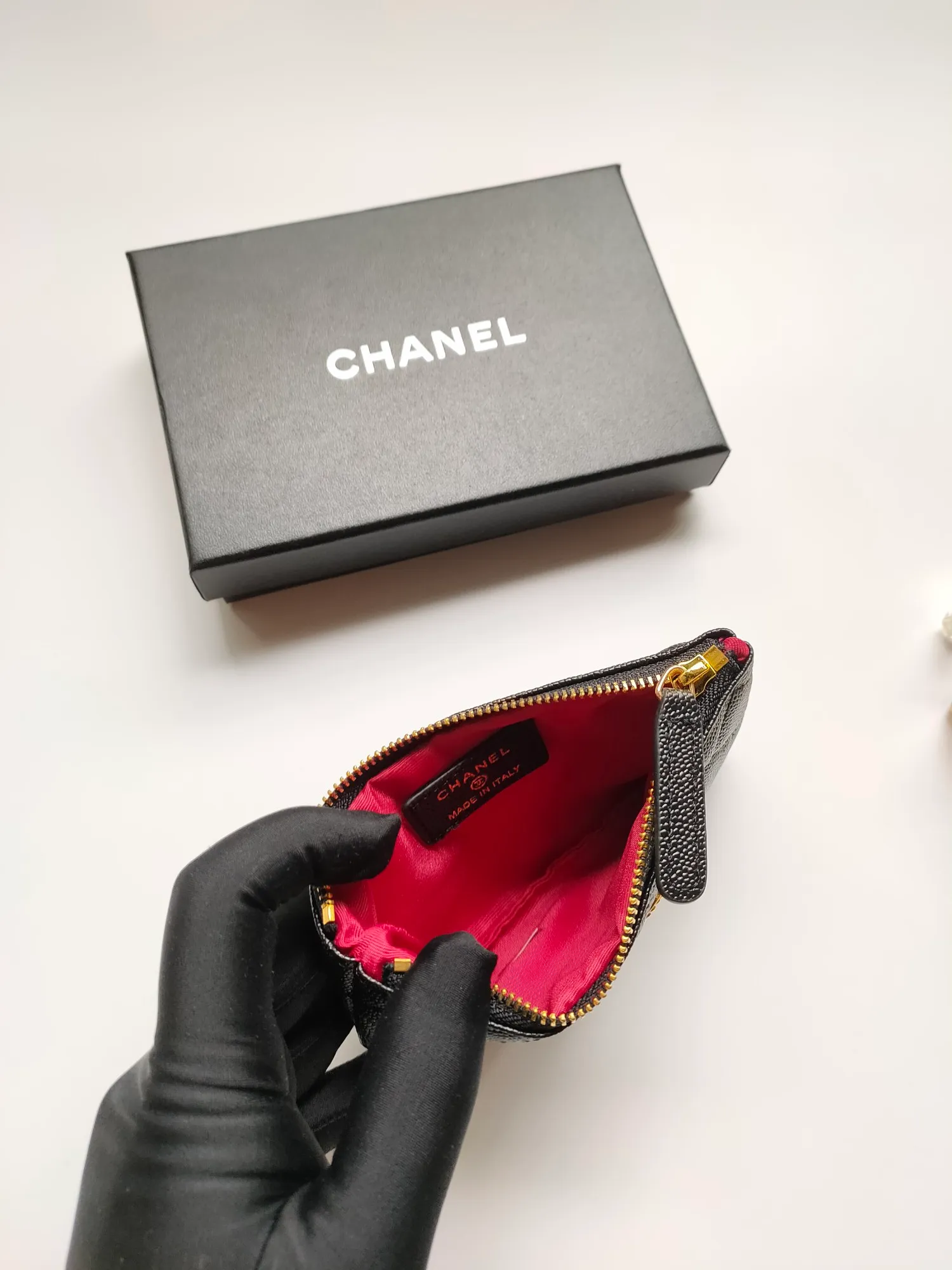 ￥120💰CHANEL 22k embossed lgo large double C hardware, fresh design, exquisite replica flavor, very beautiful, official website 2023 latest🆕Card holder, caviar medium ball grain cowhide is scratch-resistant, super glossy, it is troublesome to carry a bag that is too big in summer, suitable for putting in a mini bag, and convenient for carrying in your pocket😍 The bag has a zipper, which is super practical. You can also put cards, change, coins, and keys inside! Style number: 82365 Size: 15*8.5