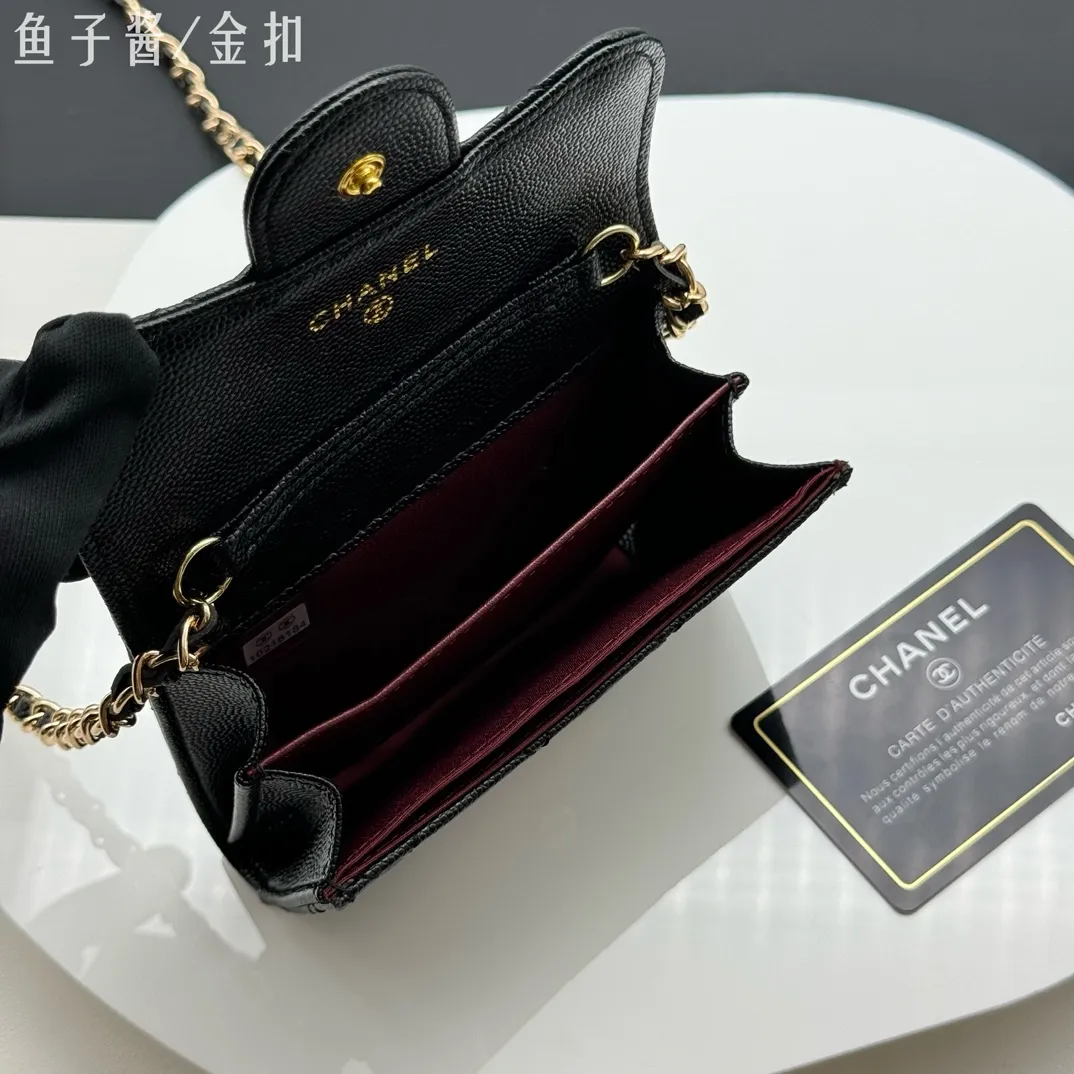 💰170 💎Top quality💖 Comes with gift box 𝑪𝑯𝑨𝑵𝑬𝑳 Chanel Caviar / Black Gold Classic Chain Evening Bag Lambskin 💌CF Series Mini Evening Chain Bag Very design-friendly, the handle is decorated with a flip cover, exquisite and elegant, high-end retro. It can be worn crossbody or as a hand-held evening bag The chain can be wrapped twice around the bottom of the cover and can be used under the armpits. It has a practical soul and a good-looking appearance. I have to recommend it. It can hold mobile phones and card slots, and it looks good when going out. The two built-in compartments with a pattern have a large capacity and a back pocket, which is really convenient. Style number: AP506 Size 12x8.5x2.5cm