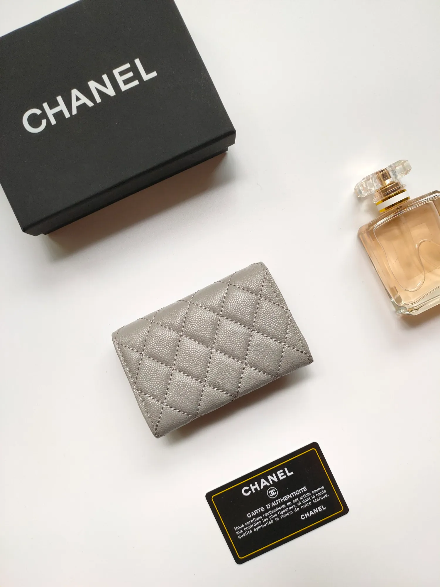 💰140💰 Model AP6118 CHANEL 22k embossed hardware, new double C large lgo with exquisite replica flavor, very beautiful, official website 2023 latest 🆕Card holder Caviar medium ball grain cowhide is scratch-resistant, super glossy, no problem to put about 10 cards, one card can be placed in the cover card slot, and cards + coins can also be placed in the middle It is troublesome to carry a bag that is too big in summer, so it is suitable to put it in a mini bag, which is also convenient to carry in your pocket😍