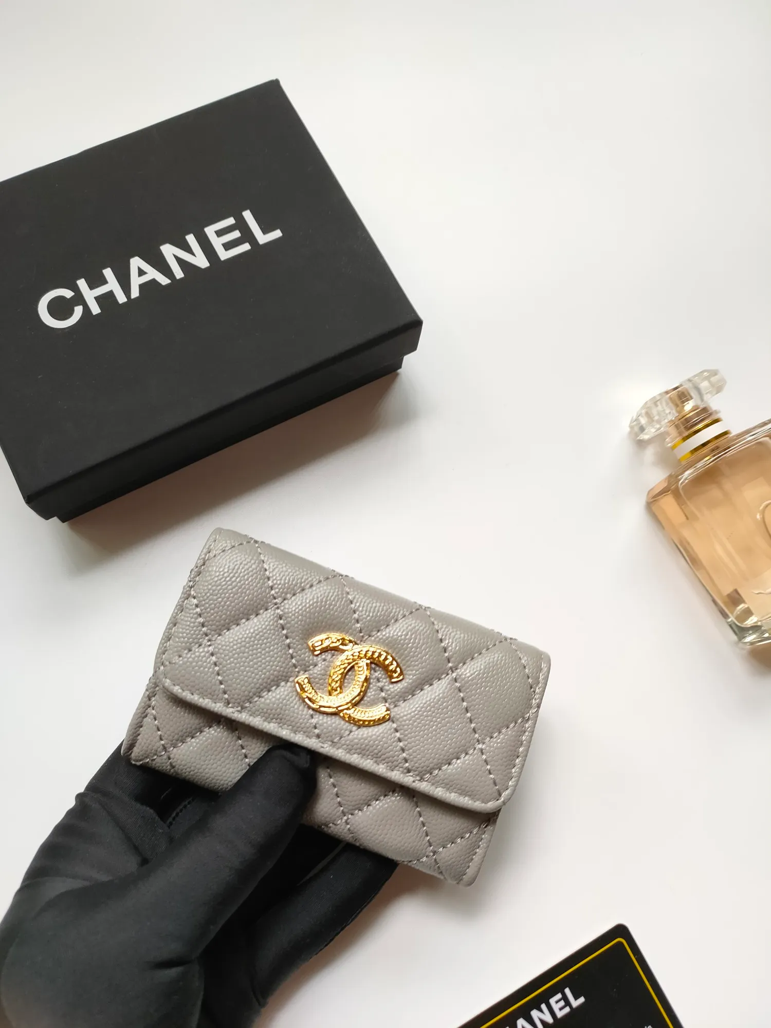 💰140💰 Model AP6118 CHANEL 22k embossed hardware, new double C large lgo with exquisite replica flavor, very beautiful, official website 2023 latest 🆕Card holder Caviar medium ball grain cowhide is scratch-resistant, super glossy, no problem to put about 10 cards, one card can be placed in the cover card slot, and cards + coins can also be placed in the middle It is troublesome to carry a bag that is too big in summer, so it is suitable to put it in a mini bag, which is also convenient to carry in your pocket😍