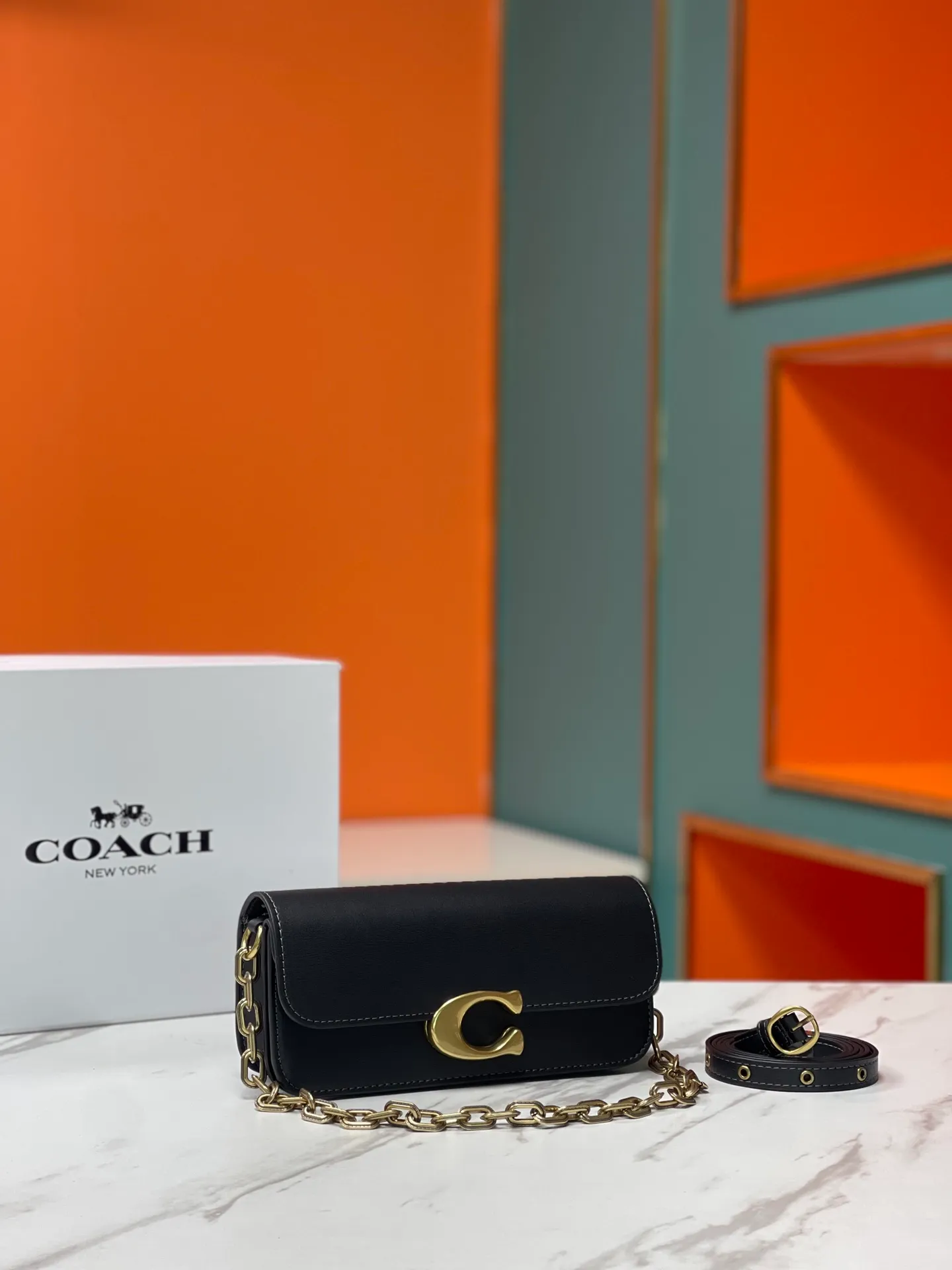 Top original order p500💰💃Coach’s latest crossbody bag💐The shoulder strap design has a full score of 100 and the leather detachable shoulder strap is also equipped with a retro old chain + leather shoulder strap. The big brand logoC is particularly obvious on the accordion-style sides. The inner material is Napa sheepskin. The texture is very good! #coachNew #Chain Bag Model CP362. Size 24X10X7