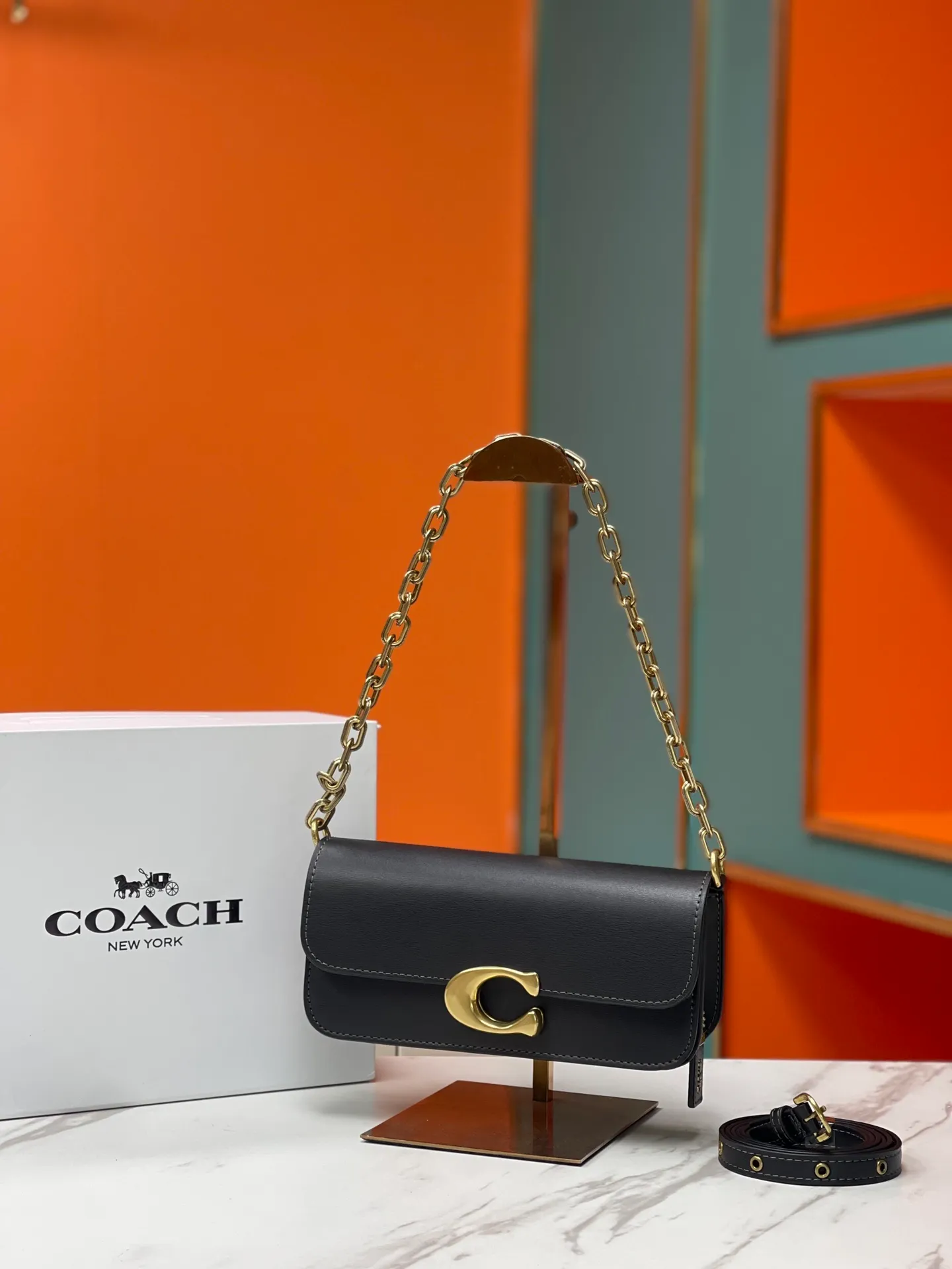 Top original order p500💰💃Coach’s latest crossbody bag💐The shoulder strap design has a full score of 100 and the leather detachable shoulder strap is also equipped with a retro old chain + leather shoulder strap. The big brand logoC is particularly obvious on the accordion-style sides. The inner material is Napa sheepskin. The texture is very good! #coachNew #Chain Bag Model CP362. Size 24X10X7