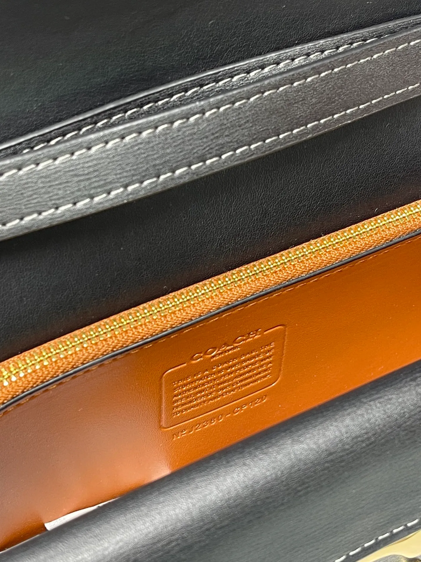 Top original order p500💰💃Coach’s latest crossbody bag💐The shoulder strap design has a full score of 100 and the leather detachable shoulder strap is also equipped with a retro old chain + leather shoulder strap. The big brand logoC is particularly obvious on the accordion-style sides. The inner material is Napa sheepskin. The texture is very good! #coachNew #Chain Bag Model CP362. Size 24X10X7