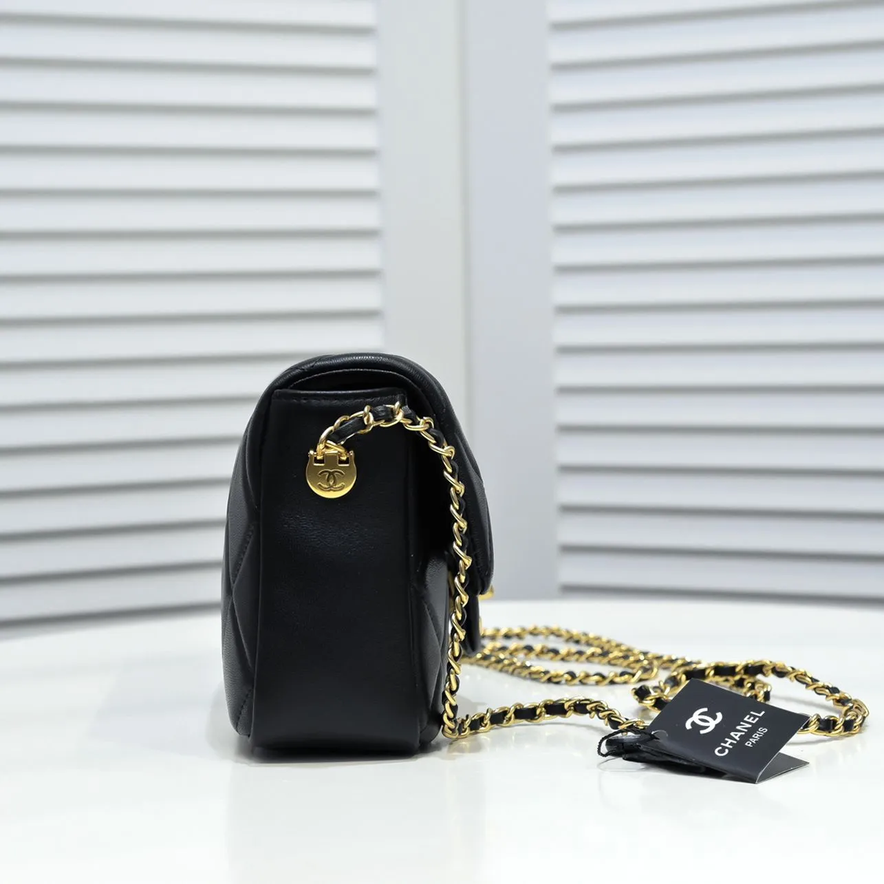 💰380￥Chanel 21K’s latest popular Mini rectangular bag 👜 Sheepskin 🐃 Classic diamond flap bag, decorated with gold chain and button design pendant, adjustable shoulder strap, fragrant decoration handbag, stand out, interpretation of timeless ♾️ elegance. Size: 19x13x6cm