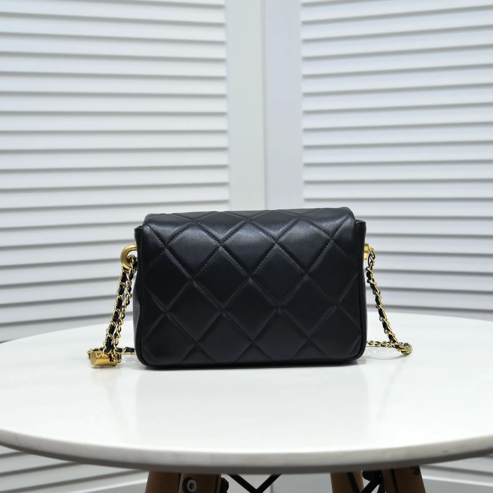 💰380￥Chanel 21K’s latest popular Mini rectangular bag 👜 Sheepskin 🐃 Classic diamond flap bag, decorated with gold chain and button design pendant, adjustable shoulder strap, fragrant decoration handbag, stand out, interpretation of timeless ♾️ elegance. Size: 19x13x6cm