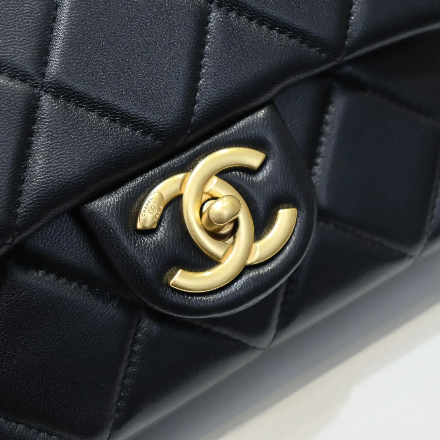 💰380￥Chanel 21K’s latest popular Mini rectangular bag 👜 Sheepskin 🐃 Classic diamond flap bag, decorated with gold chain and button design pendant, adjustable shoulder strap, fragrant decoration handbag, stand out, interpretation of timeless ♾️ elegance. Size: 19x13x6cm
