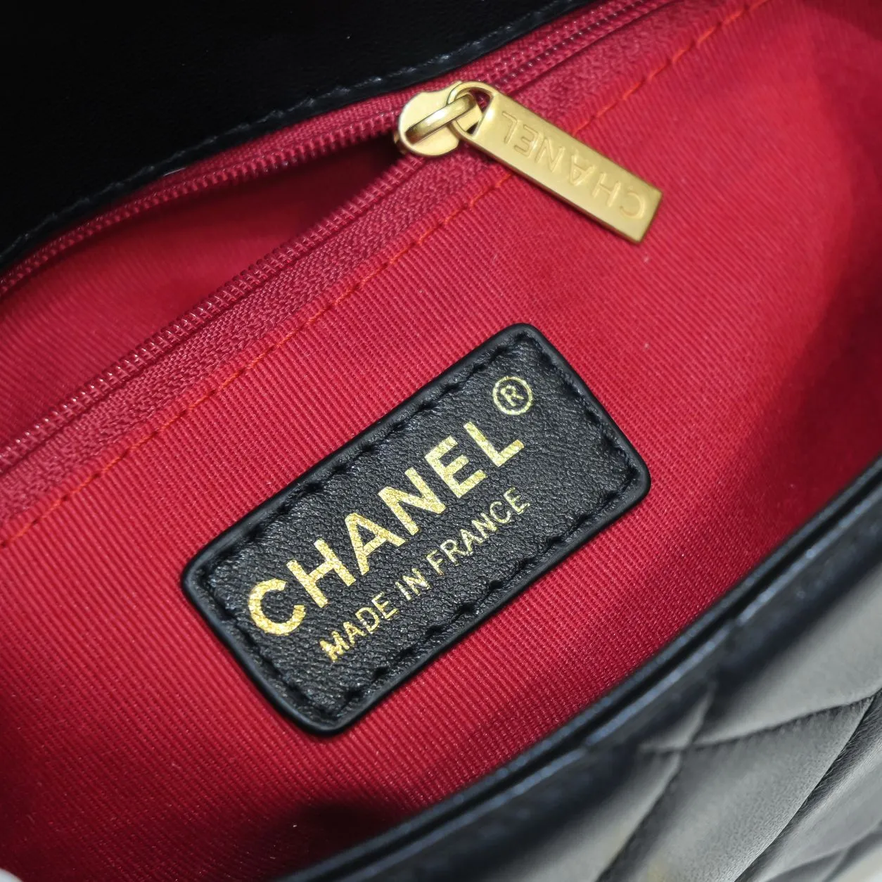 💰380￥Chanel 21K’s latest popular Mini rectangular bag 👜 Sheepskin 🐃 Classic diamond flap bag, decorated with gold chain and button design pendant, adjustable shoulder strap, fragrant decoration handbag, stand out, interpretation of timeless ♾️ elegance. Size: 19x13x6cm