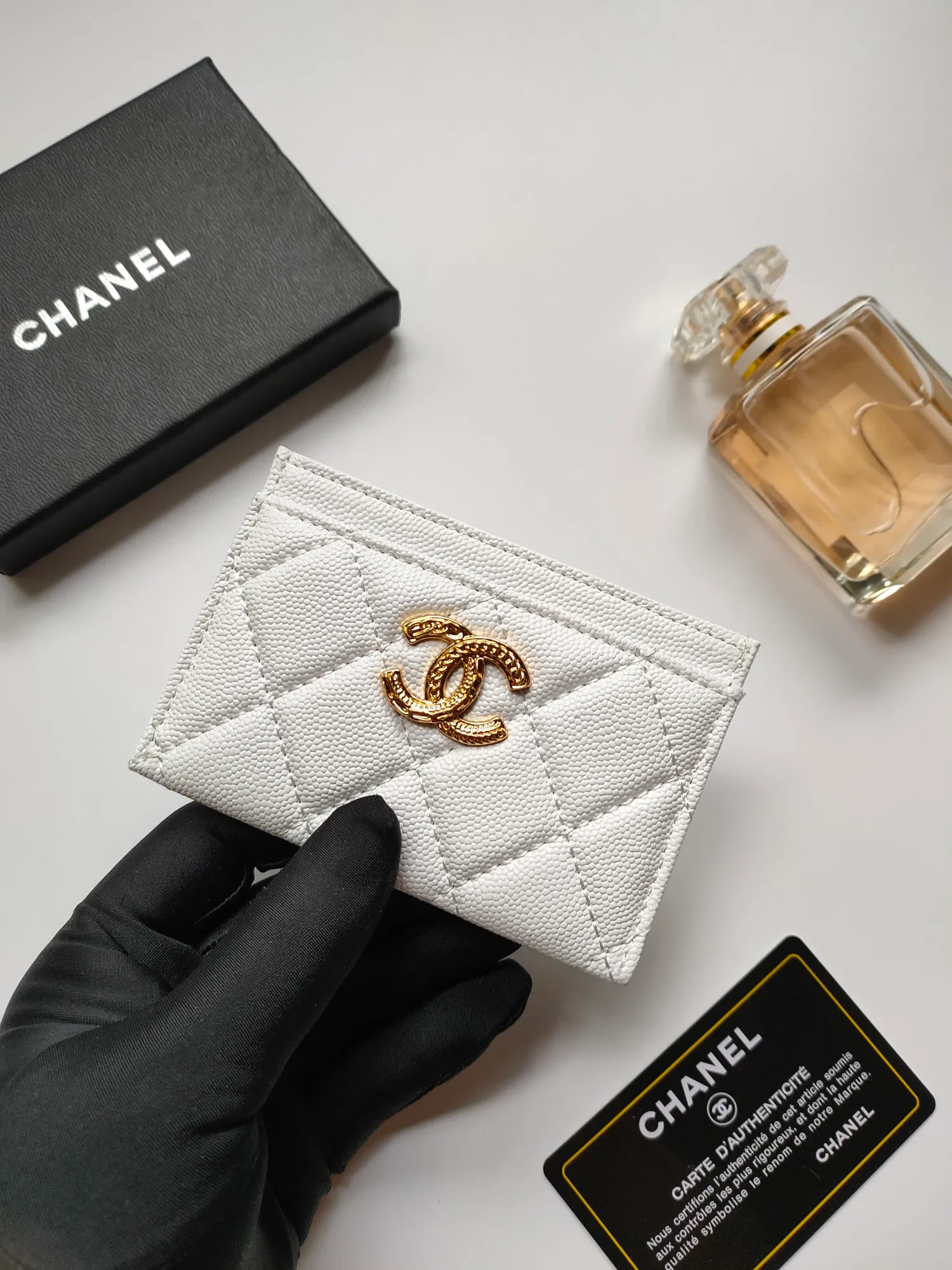 💰90💰Model 3188 CHANEL 22k embossed lgo large double C hardware, official website latest in 2023🆕card holder, caviar medium ball grain cowhide, anti-scratch, super glossy, 3 card slots each put a card, you can also put a card + a few coins in the middle