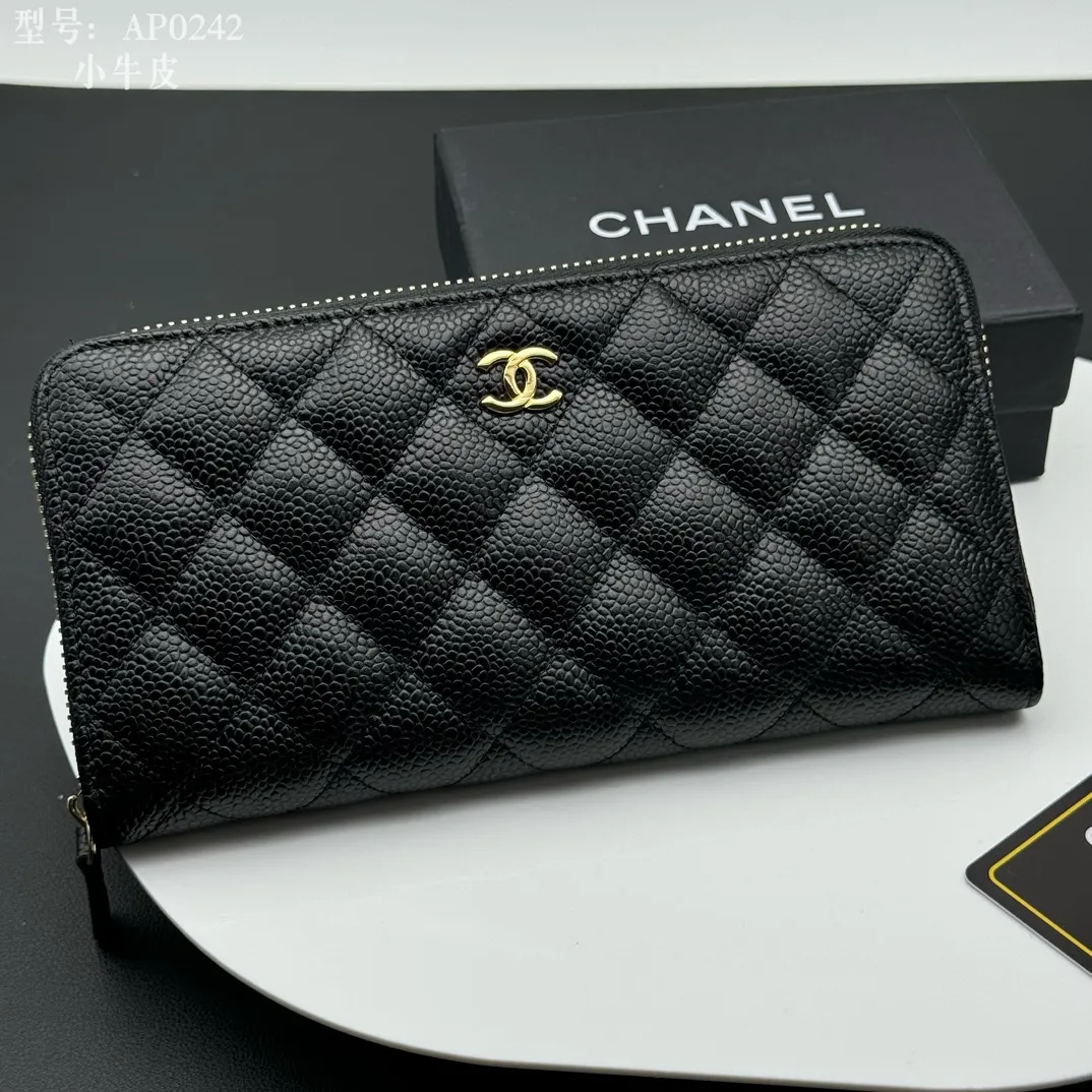 💰190 💎Top quality, full leather inside and out 💓𝑪𝑯𝑨𝑵𝑬𝑳Chanel Caviar/Black Gold Chanel Classic Zipper Wallet Upgraded version is now on the market Pay tribute to feelings and classics~! Compared with the classic model, the upgraded version adds a back pocket, which feels more practical. The zipper puller inside the wallet has been upgraded from the original leather pull to a full metal pull, which improves the quality and makes it look domineering. As for the internal structure, it still has 8 card slots, and there is no problem in holding 2.3 thousand whole coins, which is your daily needs for the wallet. Style number: AP514 Size: 19.5×10×3