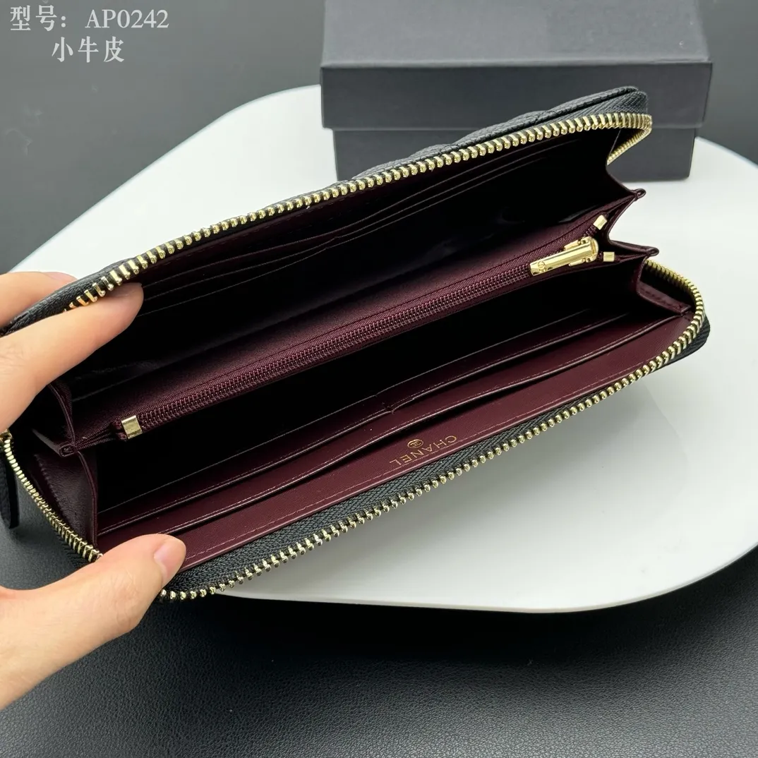 💰190 💎Top quality, full leather inside and out 💓𝑪𝑯𝑨𝑵𝑬𝑳Chanel Caviar/Black Gold Chanel Classic Zipper Wallet Upgraded version is now on the market Pay tribute to feelings and classics~! Compared with the classic model, the upgraded version adds a back pocket, which feels more practical. The zipper puller inside the wallet has been upgraded from the original leather pull to a full metal pull, which improves the quality and makes it look domineering. As for the internal structure, it still has 8 card slots, and there is no problem in holding 2.3 thousand whole coins, which is your daily needs for the wallet. Style number: AP514 Size: 19.5×10×3