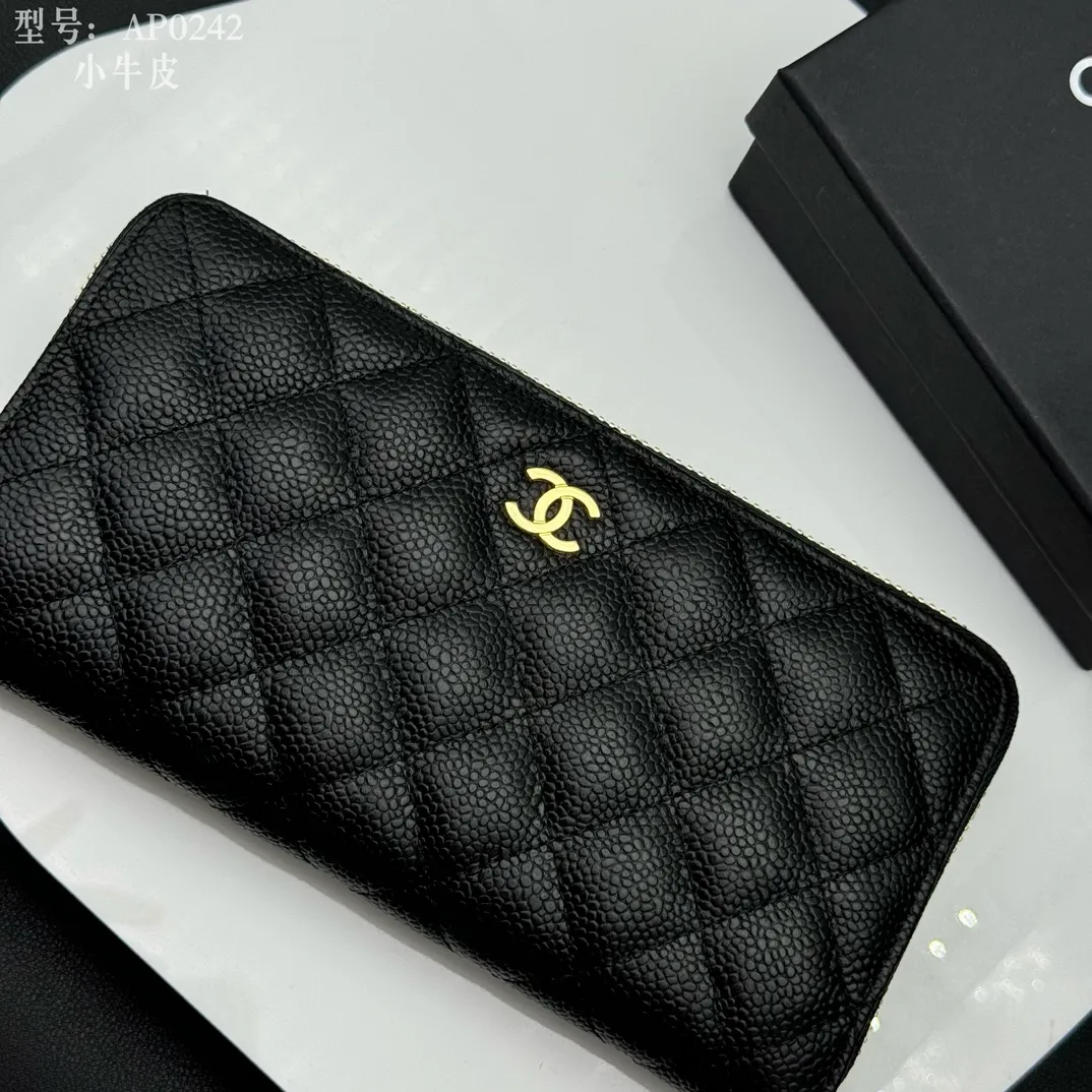 💰190 💎Top quality, full leather inside and out 💓𝑪𝑯𝑨𝑵𝑬𝑳Chanel Caviar/Black Gold Chanel Classic Zipper Wallet Upgraded version is now on the market Pay tribute to feelings and classics~! Compared with the classic model, the upgraded version adds a back pocket, which feels more practical. The zipper puller inside the wallet has been upgraded from the original leather pull to a full metal pull, which improves the quality and makes it look domineering. As for the internal structure, it still has 8 card slots, and there is no problem in holding 2.3 thousand whole coins, which is your daily needs for the wallet. Style number: AP514 Size: 19.5×10×3
