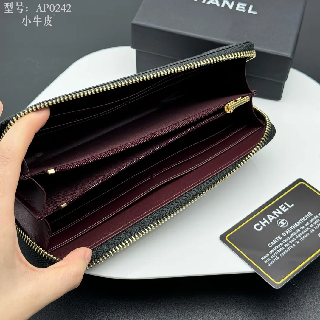 💰190 💎Top quality, full leather inside and out 💓𝑪𝑯𝑨𝑵𝑬𝑳Chanel Caviar/Black Gold Chanel Classic Zipper Wallet Upgraded version is now on the market Pay tribute to feelings and classics~! Compared with the classic model, the upgraded version adds a back pocket, which feels more practical. The zipper puller inside the wallet has been upgraded from the original leather pull to a full metal pull, which improves the quality and makes it look domineering. As for the internal structure, it still has 8 card slots, and there is no problem in holding 2.3 thousand whole coins, which is your daily needs for the wallet. Style number: AP514 Size: 19.5×10×3