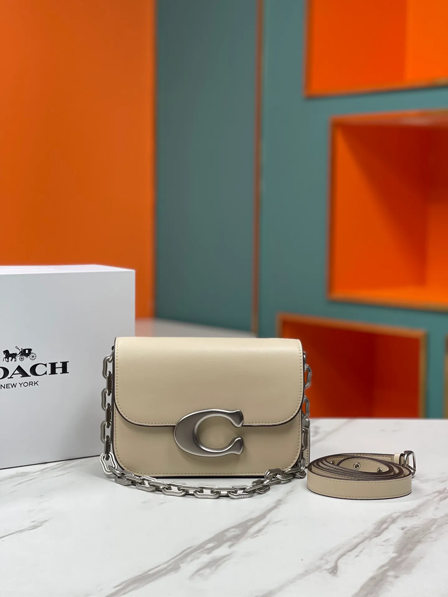 Top original order p500💃Coach’s latest crossbody bag💐model CM587. The shoulder strap design has a full score of 100. The leather detachable shoulder strap is also equipped with a retro old chain + leather shoulder strap. The big brand logo C is particularly obvious. The accordion-style compartment is lined with three large compartments of Napa sheepskin and a zipper compartment. The texture is very good! #coach新的 #chain包 Size 21CM