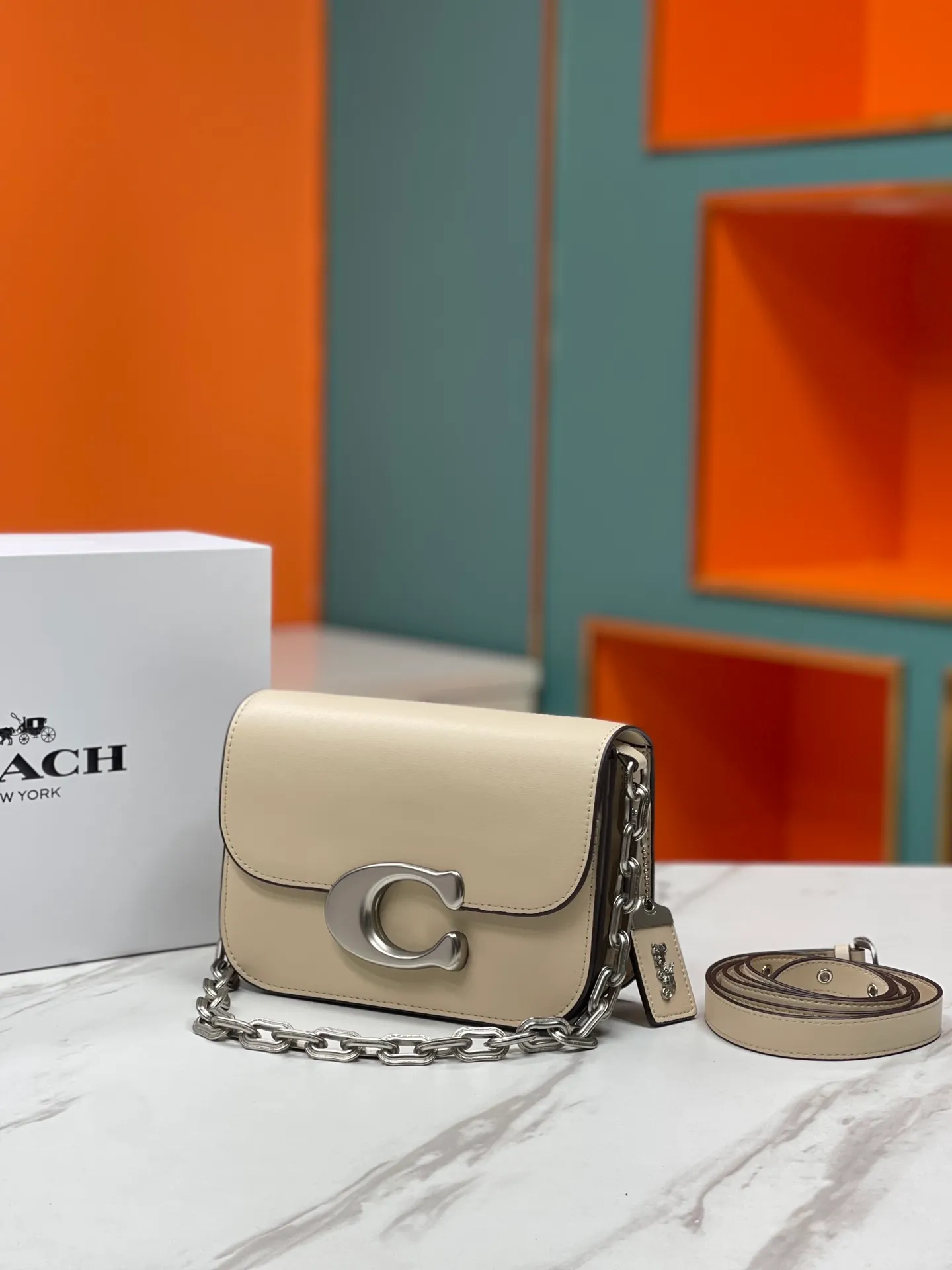 Top original order p500💃Coach’s latest crossbody bag💐model CM587. The shoulder strap design has a full score of 100. The leather detachable shoulder strap is also equipped with a retro old chain + leather shoulder strap. The big brand logo C is particularly obvious. The accordion-style compartment is lined with three large compartments of Napa sheepskin and a zipper compartment. The texture is very good! #coach新的 #chain包 Size 21CM