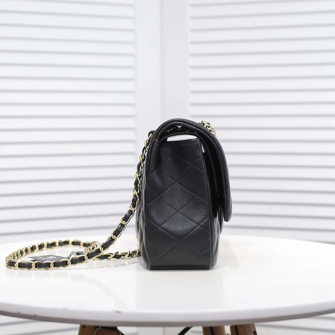 💰480￥[Color] Chanel [Color] Century Classic, carefully crafted with exquisite workmanship of every stitch and thread, imported sheepskin with original hardware, full diamond pattern 💯The shape of the whole bag is particularly perfect in softness 👍👍😔😔Classic and irresistible, size: 30X18X8cm, style number: 1113