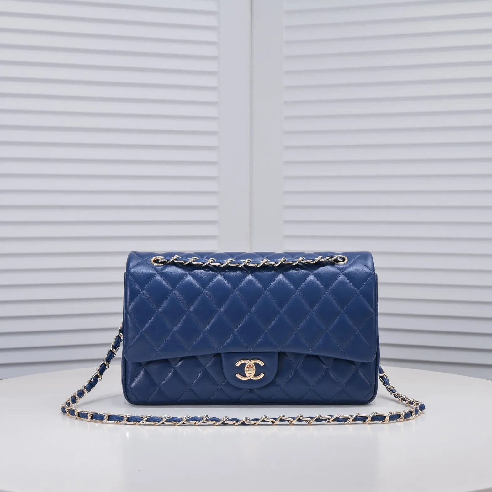 💰460￥Dark blue [color] Chanel [color] century classic, carefully crafted with exquisite workmanship of every stitch and thread, imported sheepskin with original hardware, full rhombus 💯The shape of the whole bag is particularly perfect in softness 👍👍😔😔Classic and irresistible, size: 30X18X8cm, style number: 1113