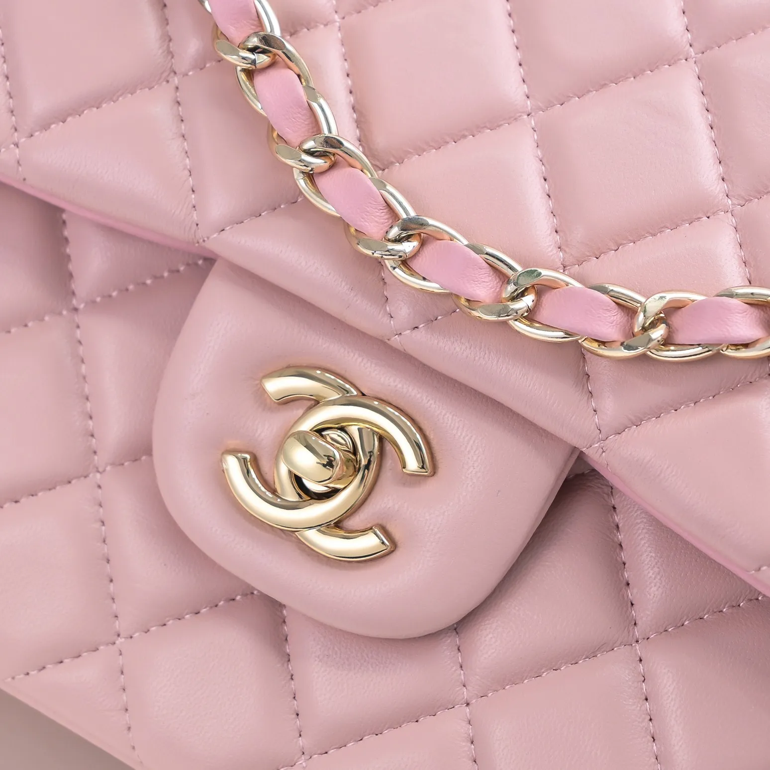 💰420￥Chanel🔥Exclusive quality real shot shipment✈️Official website updated simultaneously👑Chanel sheep pattern classic style with original hardware, summer style is coming💋CHANEL ‼ ️Crossbody bag, sheepskin with red lining🌸‼ ️ 🙈Fashion new favorite🙈 Size: 25.5*16*6.5. Style number: 1112 sheepskin