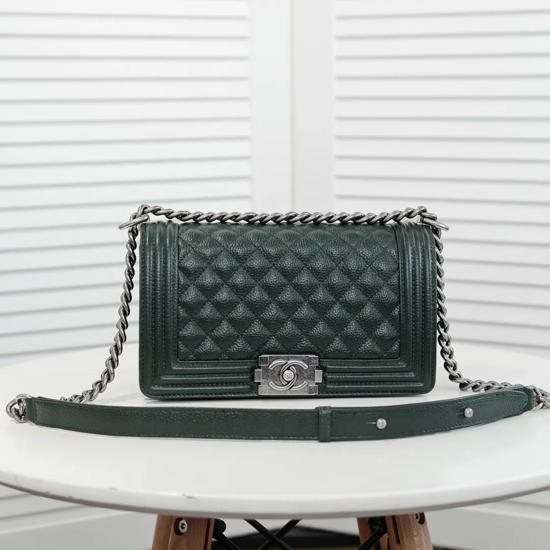 💰460￥ "Full leather inside and out with original hardware" Chanel👑 Using imported first-layer cowhide with lychee pattern [color] [lightning] thickened electroplated hardware accessories🌈The workmanship is comparable to the original order💪The bottom can be pinched and rebounded without trace, absolutely spot-on and real-life, fashionable and durable💪💪High-end quality, no pressure in and out of the drill cabinet💏, size 25*15*8cm Style number: 67086
