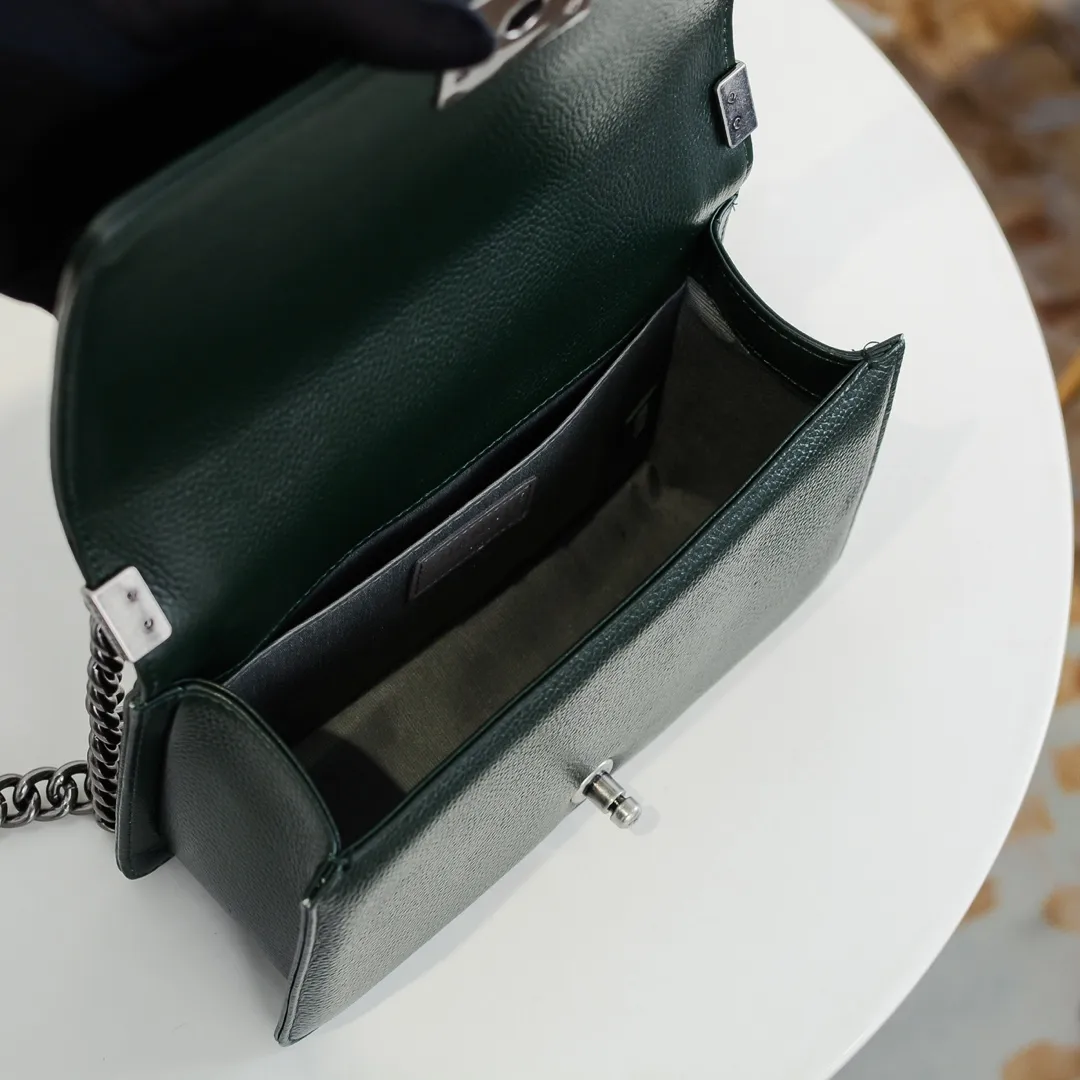 💰460￥ "Full leather inside and out with original hardware" Chanel👑 Using imported first-layer cowhide with lychee pattern [color] [lightning] thickened electroplated hardware accessories🌈The workmanship is comparable to the original order💪The bottom can be pinched and rebounded without trace, absolutely spot-on and real-life, fashionable and durable💪💪High-end quality, no pressure in and out of the drill cabinet💏, size 25*15*8cm Style number: 67086