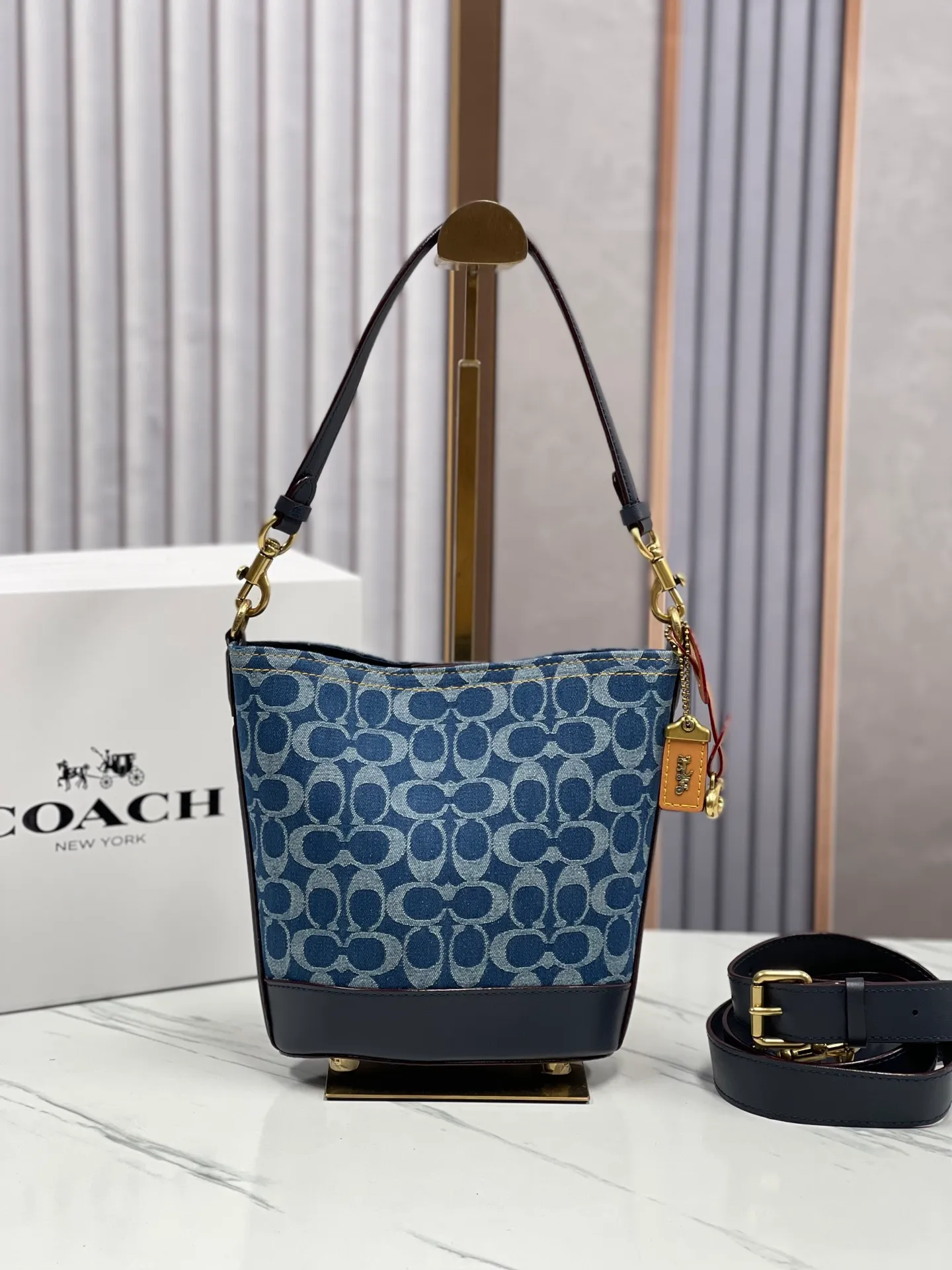 Top original order batch 440💰coach/Coach new March new denim denim hobo bag CT132 Dakota Coach denim series is super rich. The bag is really suitable for summer. The washed and distressed fabric is a bit small. Retro black denim is super cool! Size: bottom length 15.5*height 19.5*bottom width 8 (opening: 21)