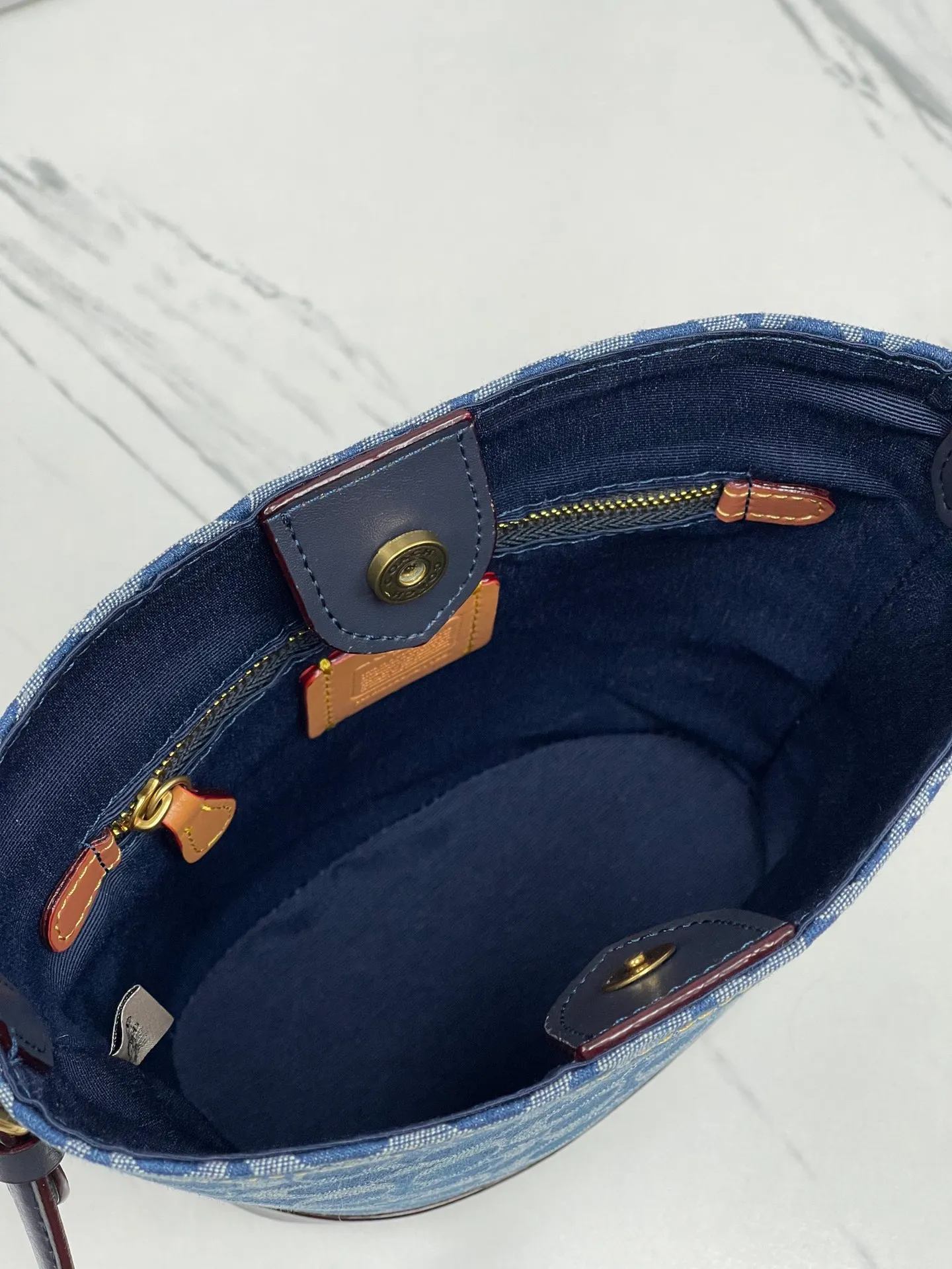 Top original order batch 440💰coach/Coach new March new denim denim hobo bag CT132 Dakota Coach denim series is super rich. The bag is really suitable for summer. The washed and distressed fabric is a bit small. Retro black denim is super cool! Size: bottom length 15.5*height 19.5*bottom width 8 (opening: 21)