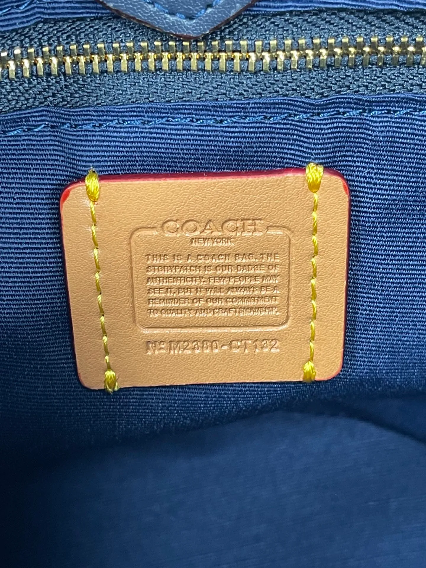 Top original order batch 440💰coach/Coach new March new denim denim hobo bag CT132 Dakota Coach denim series is super rich. The bag is really suitable for summer. The washed and distressed fabric is a bit small. Retro black denim is super cool! Size: bottom length 15.5*height 19.5*bottom width 8 (opening: 21)