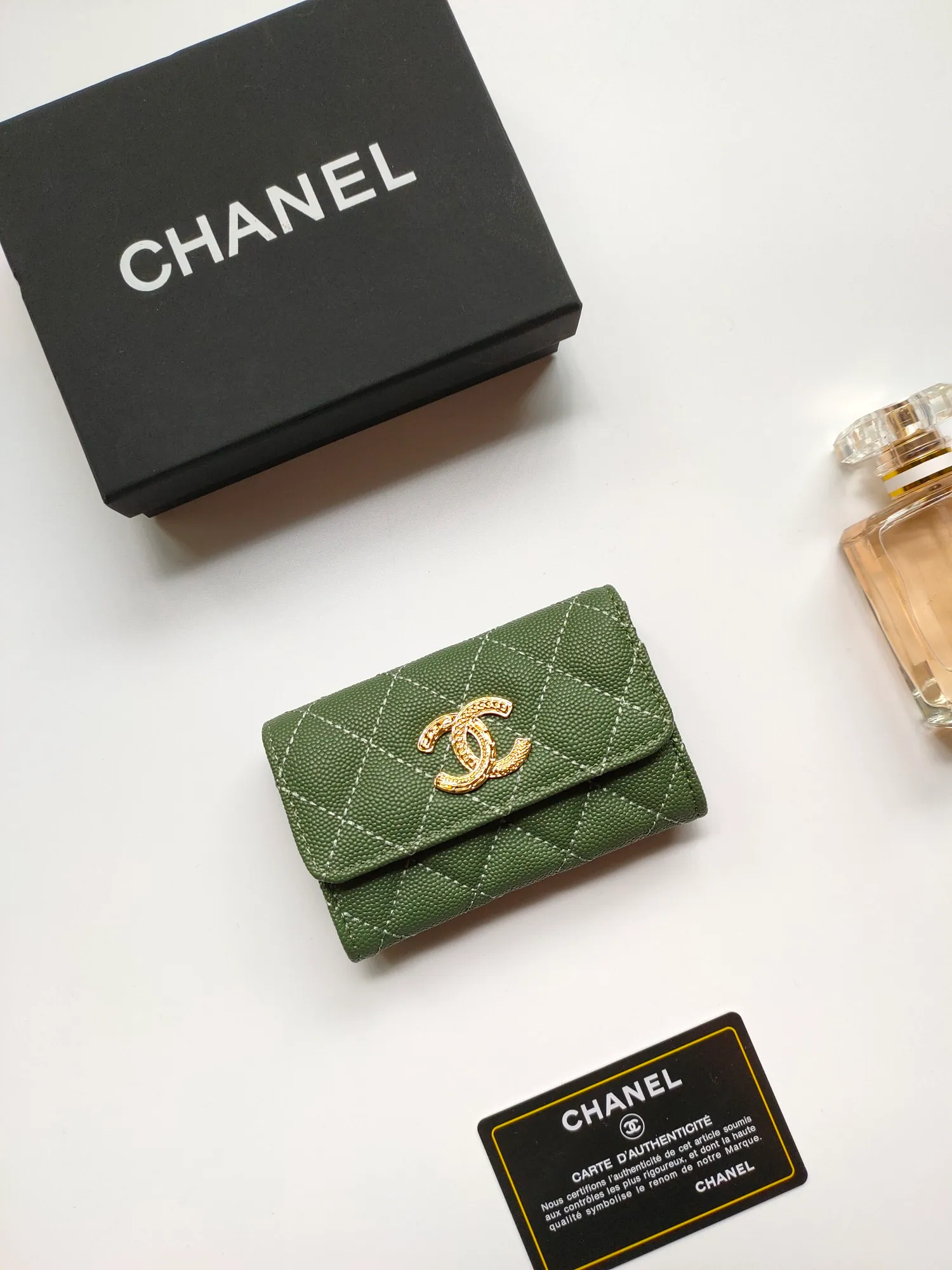 💰140💰 Model AP6118 CHANEL 22k embossed hardware, new double C large lgo with exquisite replica flavor, very beautiful, official website 2023 latest 🆕Card holder Caviar medium ball grain cowhide is scratch-resistant, super glossy, no problem to put about 10 cards, one card can be placed in the cover card slot, and cards + coins can also be placed in the middle It is troublesome to carry a bag that is too big in summer, so it is suitable to put it in a mini bag, which is also convenient to carry in your pocket😍