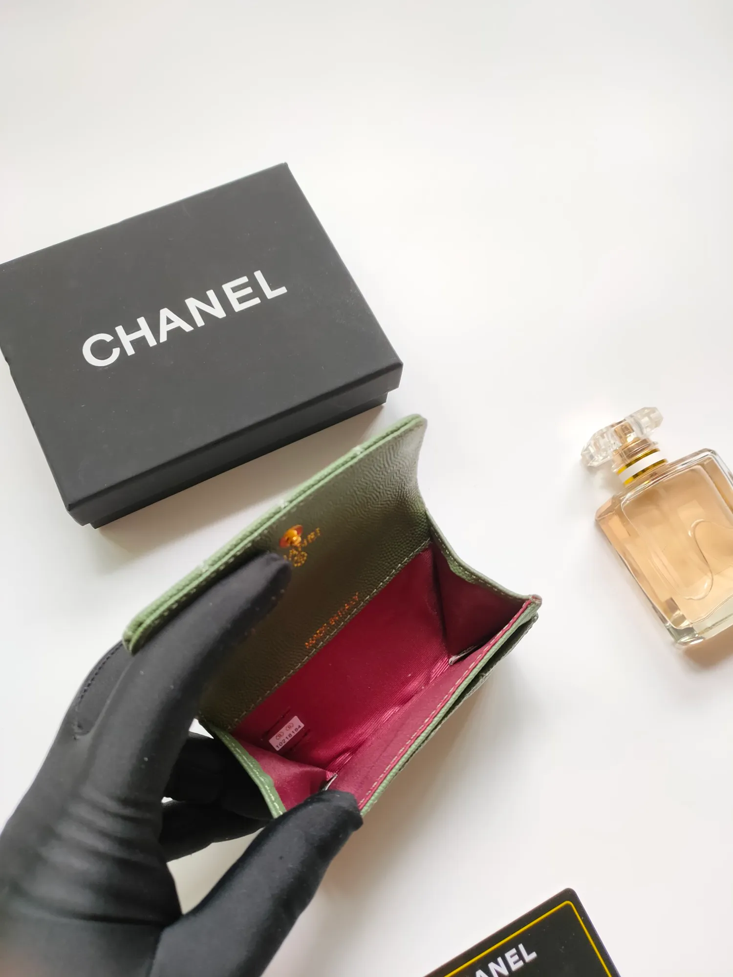 💰140💰 Model AP6118 CHANEL 22k embossed hardware, new double C large lgo with exquisite replica flavor, very beautiful, official website 2023 latest 🆕Card holder Caviar medium ball grain cowhide is scratch-resistant, super glossy, no problem to put about 10 cards, one card can be placed in the cover card slot, and cards + coins can also be placed in the middle It is troublesome to carry a bag that is too big in summer, so it is suitable to put it in a mini bag, which is also convenient to carry in your pocket😍
