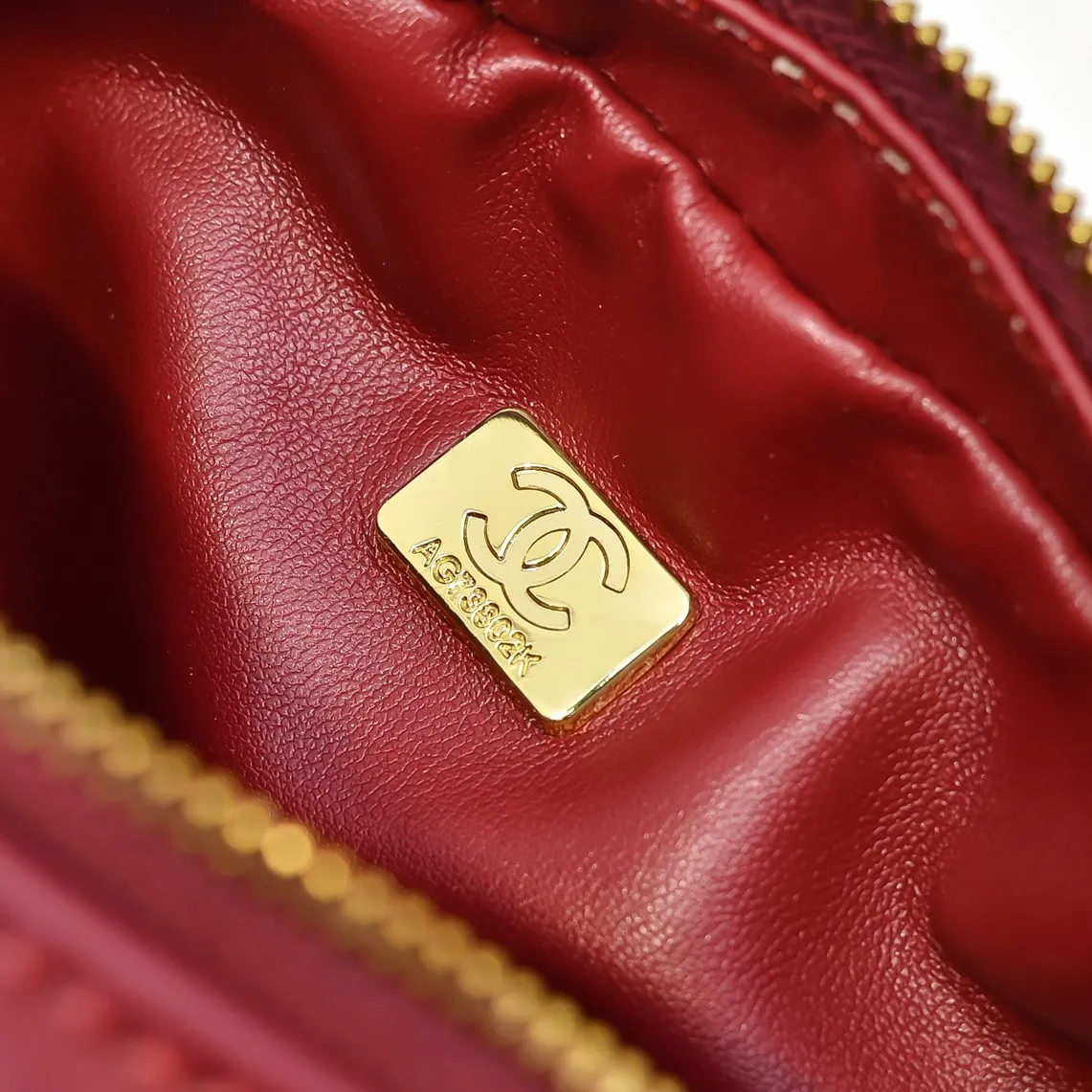 💰380￥CHANEL25C early spring vacation series. Gold fan camera bag. I love this one. The shape is the embossed character design style. I like the versatile object. It is really wow. It is so beautiful. It is a Xiangjia bag that looks small but can hold mobile phone keys, lipstick, powder, card, money, and is just the finishing touch to the whole body look. Size: 18x13cm, style number: 669