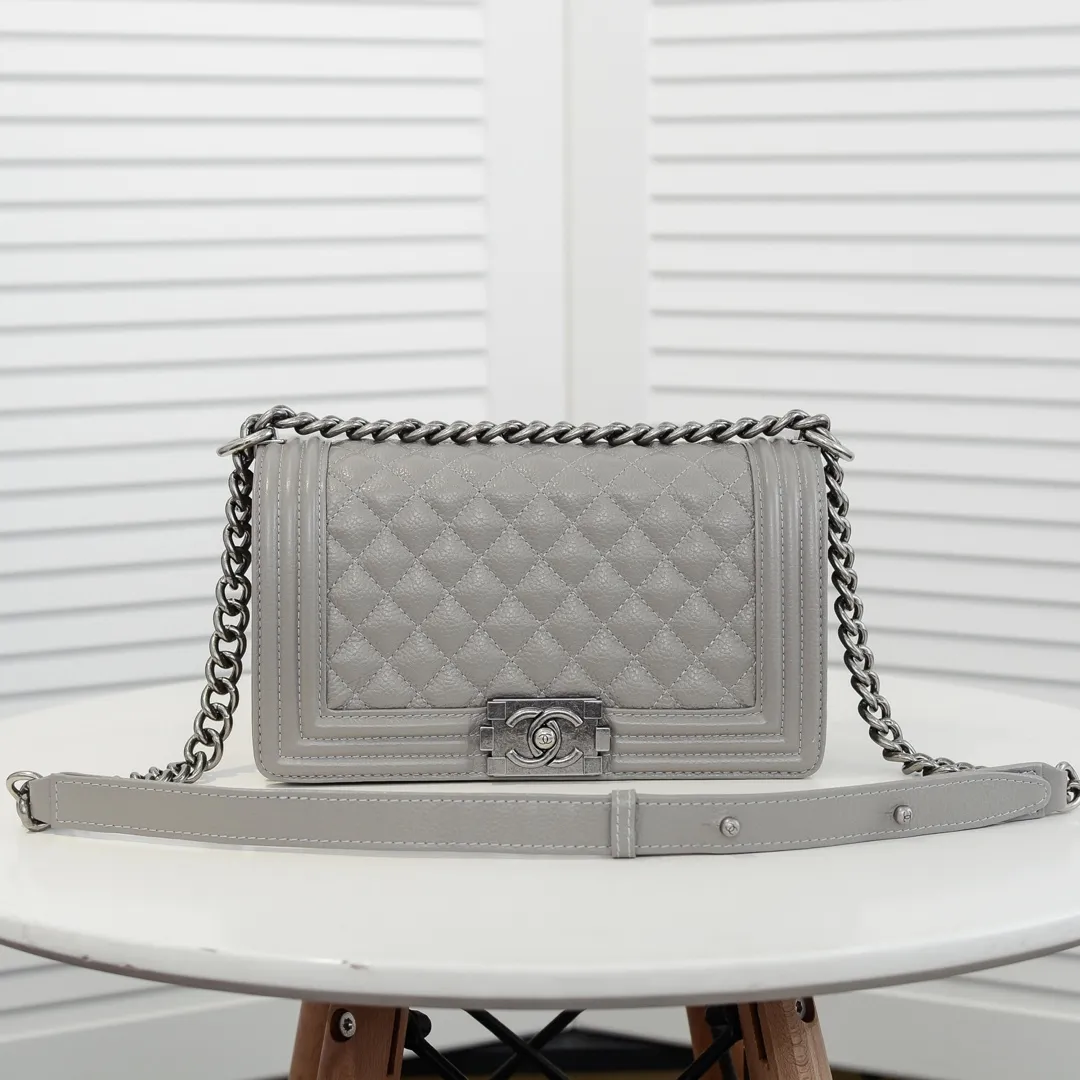 💰460￥ "Full leather inside and out with original hardware" Chanel👑 Using imported first-layer cowhide with lychee pattern [color] [lightning] thickened electroplated hardware accessories🌈The workmanship is comparable to the original order💪The bottom can be pinched and rebounded without trace, absolutely spot-on and real-life, fashionable and durable💪💪High-end quality, no pressure in and out of the drill cabinet💏, size 25*15*8cm Style number: 67086