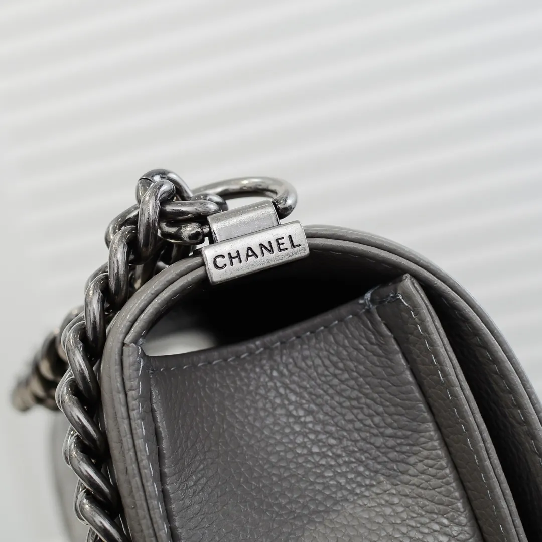 💰460￥ "Full leather inside and out with original hardware" Chanel👑 Using imported first-layer cowhide with lychee pattern [color] [lightning] thickened electroplated hardware accessories🌈The workmanship is comparable to the original order💪The bottom can be pinched and rebounded without trace, absolutely spot-on and real-life, fashionable and durable💪💪High-end quality, no pressure in and out of the drill cabinet💏, size 25*15*8cm Style number: 67086