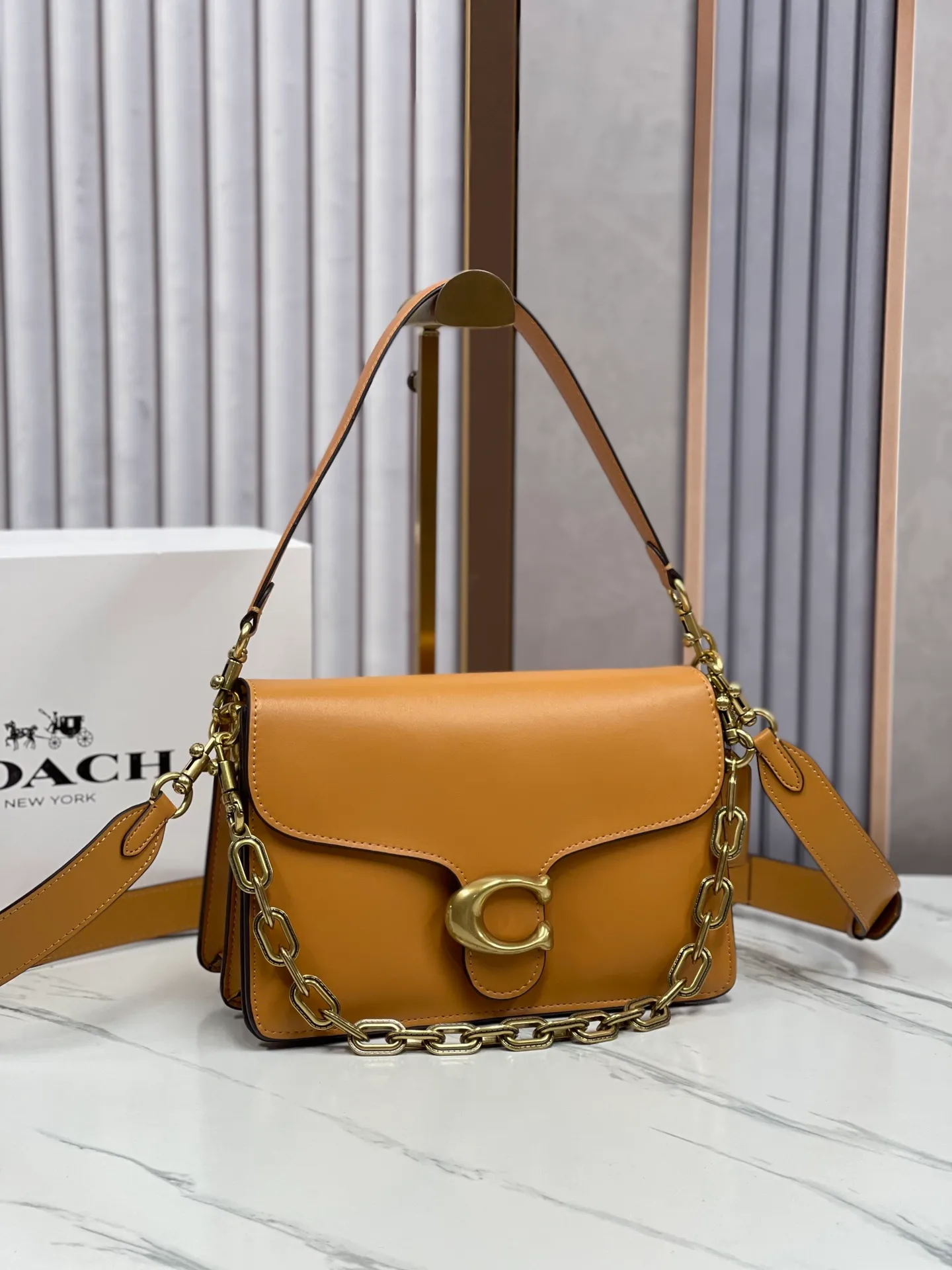 P500💰120 new product chaintabby model CAF5252 added internal compartment cover is soft and casual multi-layered super packaging super practical three shoulder straps and chains can create a variety of styles size 26:16.5*8.5