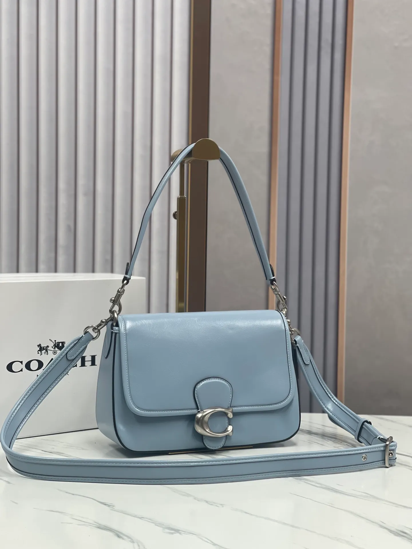 Top original order p480💰coach/Coach new model CR653 new product Soft Tabby So many are my favorite ~ retro style. Oil wax leather has always been the current popular style. This perfectly interprets the French retro romance. It has 2 shoulder straps, both of which can be freely detached. The short shoulder strap can be used as an armpit bag or a handbag. It is very suitable for any style. The built-in capacity is super enough! The key is this color matching, Juejuezi is a versatile classic. Size: 26*15*8.5 cm.