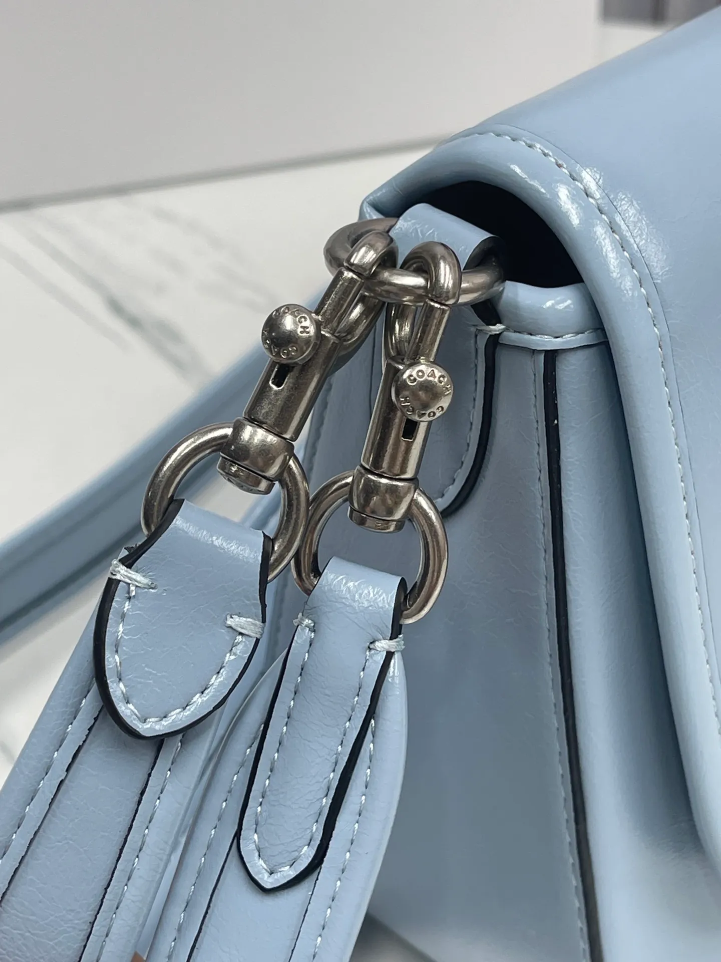 Top original order p480💰coach/Coach new model CR653 new product Soft Tabby So many are my favorite ~ retro style. Oil wax leather has always been the current popular style. This perfectly interprets the French retro romance. It has 2 shoulder straps, both of which can be freely detached. The short shoulder strap can be used as an armpit bag or a handbag. It is very suitable for any style. The built-in capacity is super enough! The key is this color matching, Juejuezi is a versatile classic. Size: 26*15*8.5 cm.