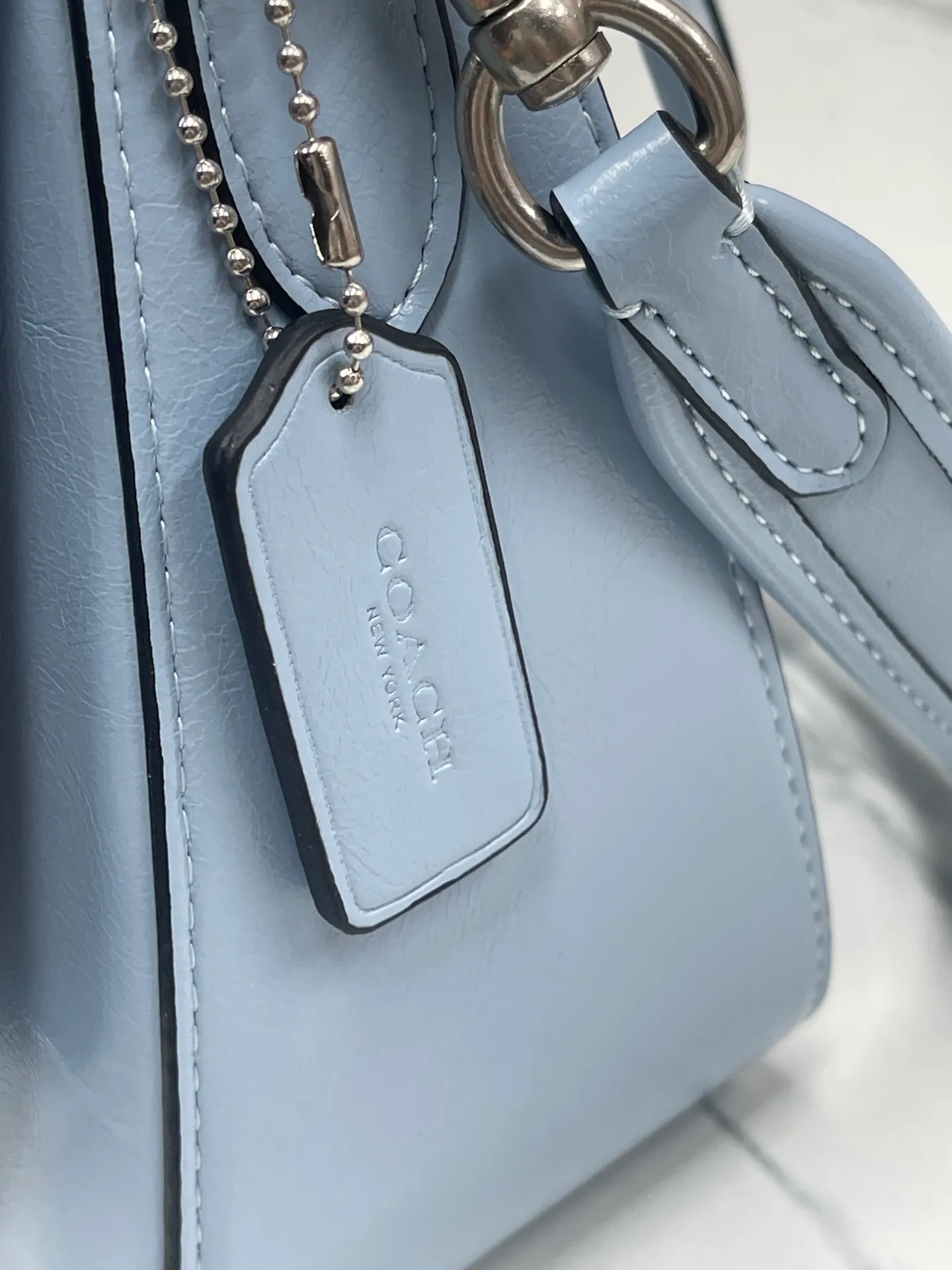Top original order p480💰coach/Coach new model CR653 new product Soft Tabby So many are my favorite ~ retro style. Oil wax leather has always been the current popular style. This perfectly interprets the French retro romance. It has 2 shoulder straps, both of which can be freely detached. The short shoulder strap can be used as an armpit bag or a handbag. It is very suitable for any style. The built-in capacity is super enough! The key is this color matching, Juejuezi is a versatile classic. Size: 26*15*8.5 cm.
