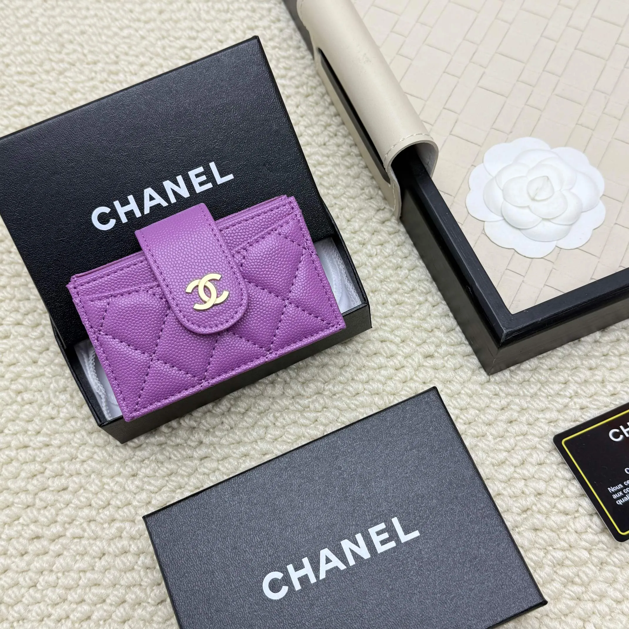 💰130 CHANEL Caviar Sheepskin Accord Card Holder, this card holder is different from ordinary card holders, with an accordion design [色色R], you can easily see each card without having to pull it out. The entire card holder has a total of six card slots, four of which can hold many cards😘😘😘 It is so beautiful, Xiangxiang is really good at designing this card holder, number AT600. Dimensions: Width 10*Height 6*Thickness 2
