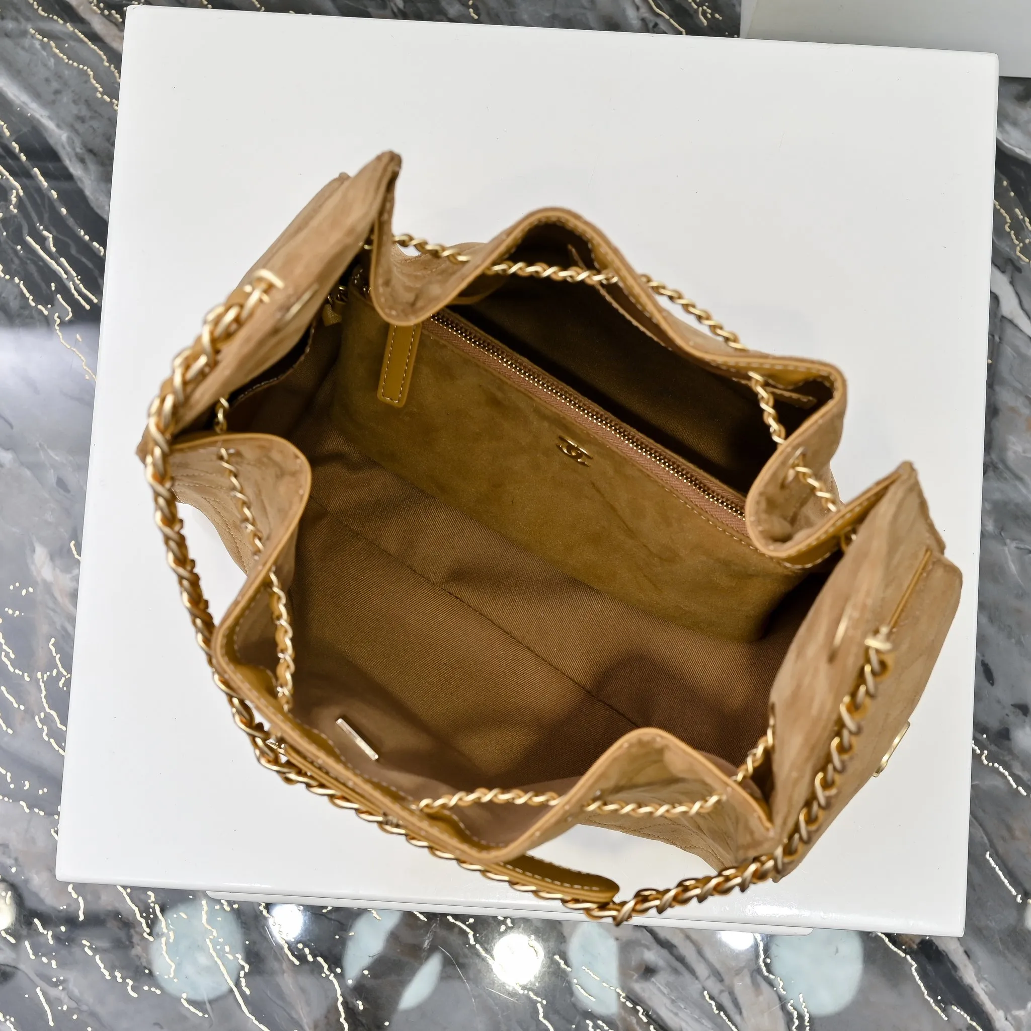 💰620￥Large size upgraded chanel 25c bag king suede cowhide hobo armpit bag hippie armpit bag large retro gold coin button drawstring bucket bag + rhombus pattern + retro black gold classic chain design, full of luxury! A must-have for daily travel, with exquisite appearance and delicate texture, it can be easily worn in both casual and formal occasions. Size: 40x30x15cm Style No.: 7073 Material: Matte cowhide