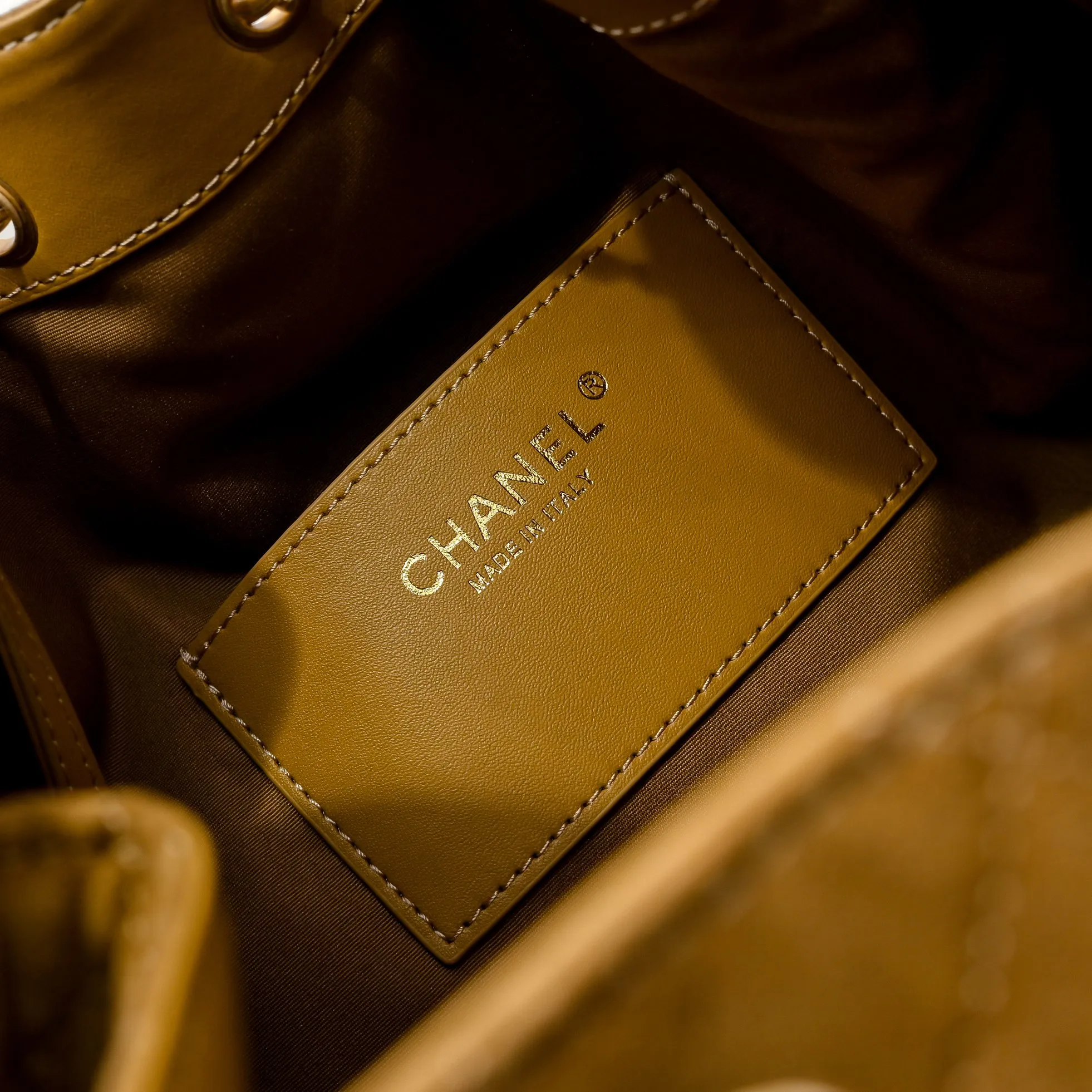💰620￥Large size upgraded chanel 25c bag king suede cowhide hobo armpit bag hippie armpit bag large retro gold coin button drawstring bucket bag + rhombus pattern + retro black gold classic chain design, full of luxury! A must-have for daily travel, with exquisite appearance and delicate texture, it can be easily worn in both casual and formal occasions. Size: 40x30x15cm Style No.: 7073 Material: Matte cowhide