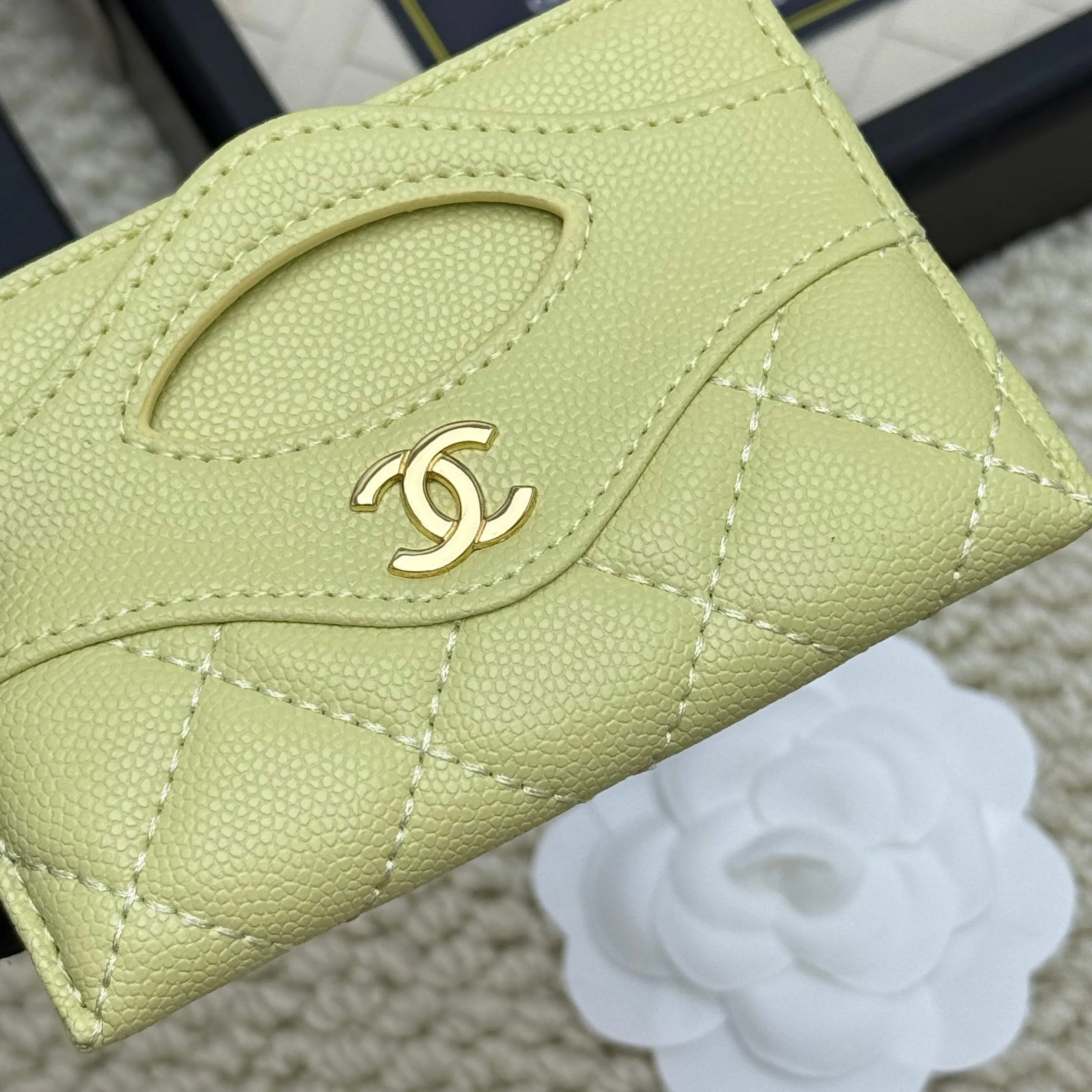 💰110 Chanel's new model, model: AP7776 31 card holder, sheepskin ball pattern. This new 31 card holder comes in several cute pink colors and can hold 6 or 7 cards no problem❣️ Size: 8*11