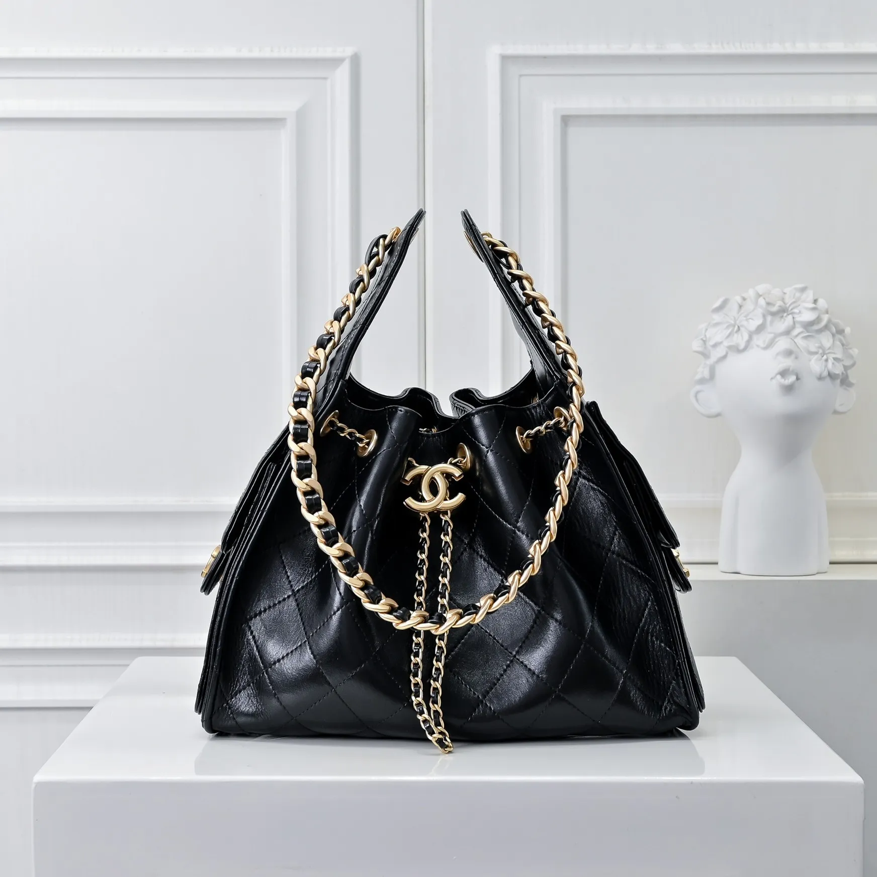 💰500￥Upgraded version of chanel 25c bag king oil wax leather hobo armpit bag hippie armpit bag small retro gold coin button drawstring bucket bag + rhombus pattern + retro black gold classic chain design, full of high-end sense! A must-have for daily travel, with exquisite appearance and delicate texture, it can be easily worn in both casual and formal occasions. Size: 30x26x14cm Style No.: 7071 Material: Oil-waxed cowhide
