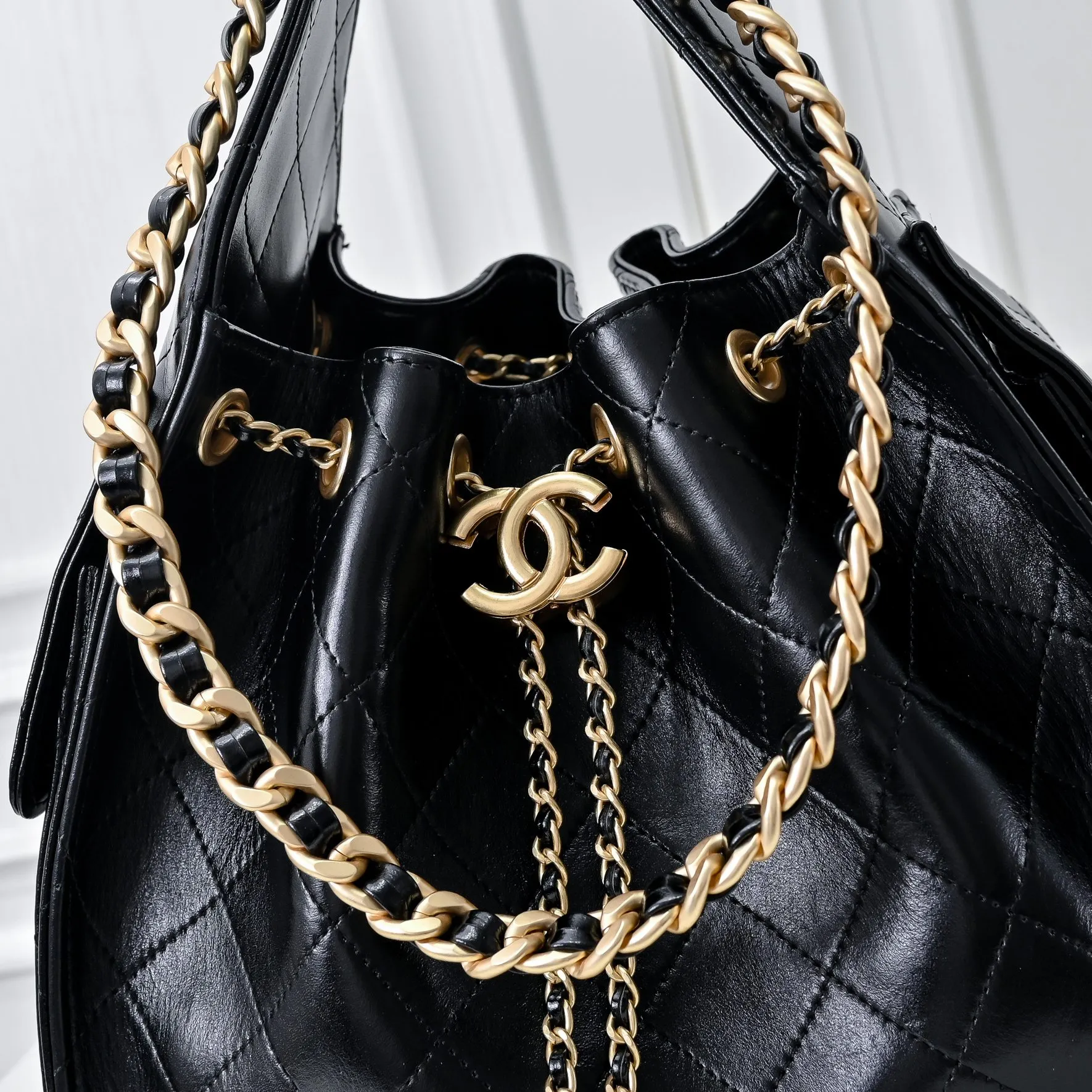 💰500￥Upgraded version of chanel 25c bag king oil wax leather hobo armpit bag hippie armpit bag small retro gold coin button drawstring bucket bag + rhombus pattern + retro black gold classic chain design, full of high-end sense! A must-have for daily travel, with exquisite appearance and delicate texture, it can be easily worn in both casual and formal occasions. Size: 30x26x14cm Style No.: 7071 Material: Oil-waxed cowhide