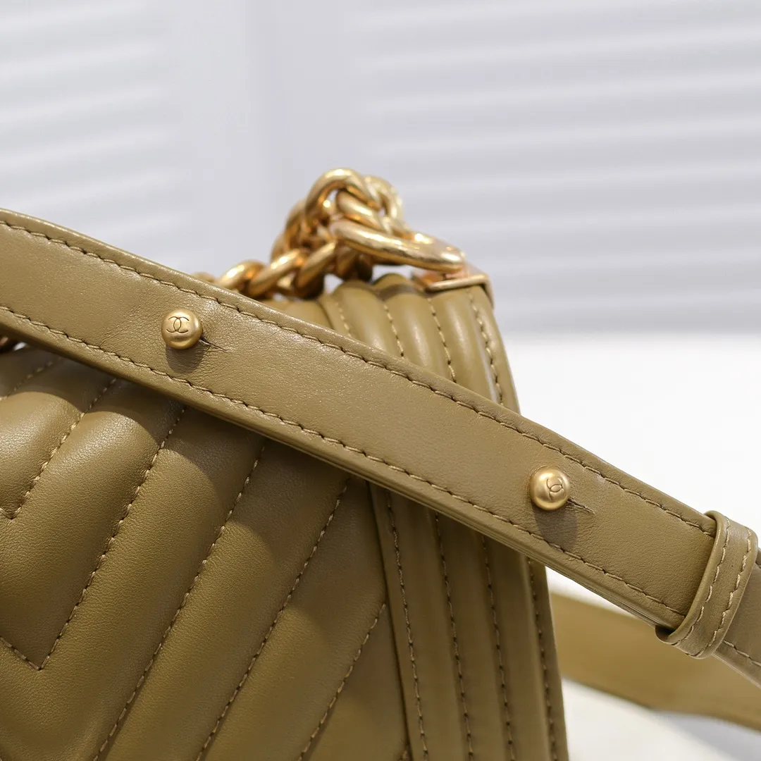 💰400￥ (Full sheepskin with original hardware) [Smile] Chanel Chanel 👑 Lambskin [Lightning] Thickened electroplated hardware accessories 🌈 The workmanship is comparable to the original order 💪 The bottom can be pinched and rebounded without trace, absolutely spot-on and real-life, fashionable and durable 💪💪 High-end quality, no pressure in and out of the drill cabinet 💏, size 20*12*7cm, style number 67085