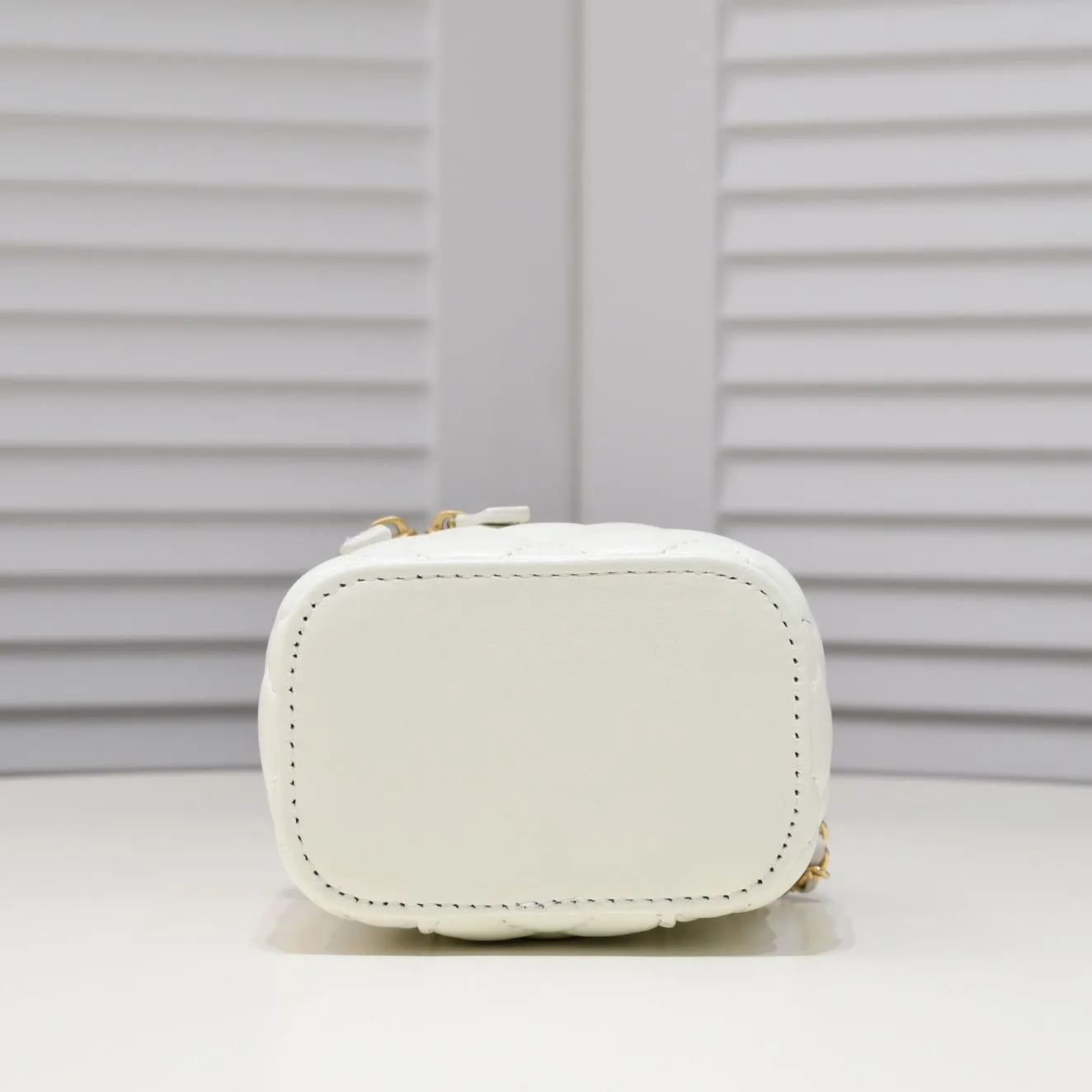 💰340￥Chanel 2021 Autumn and Winter New Product Portable Makeup Small Box Small Storage Box Open it for touch-ups when going out and close it to adjust your styling. It can also be used as a storage box even if it is placed at home. Lipstick, BB cream, foundation, tissues, and everything can be stored. The upper body effect is great and super versatile. Size: 11*8.5*7cm/ Style No.: 8107
