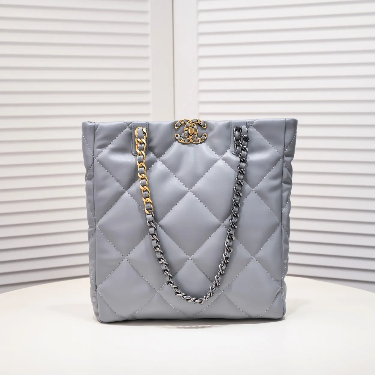 💰480￥Large size AS9088 𝗖𝗛𝗔𝗡𝗘𝗟 𝟮𝟮𝗕 19𝑩𝑨𝑮 𝑻𝒐𝒕𝒆 black gold Italian 🇮🇹 first-grade [GR] lambskin🐑, with a delicate and soft feel, classic diamond pattern design and leather-clad metal chain, gold comes with a sense of luxury, this season's most classic black gold design, gathering all the elements of 19, super exquisite, soft and glutinous. A large bag of fried chicken is practical, deconstructing the classic bag shape, reshaping the trend and fashion, making people shine at a glance, a ten-year-old style. Size: 30*37*10cm