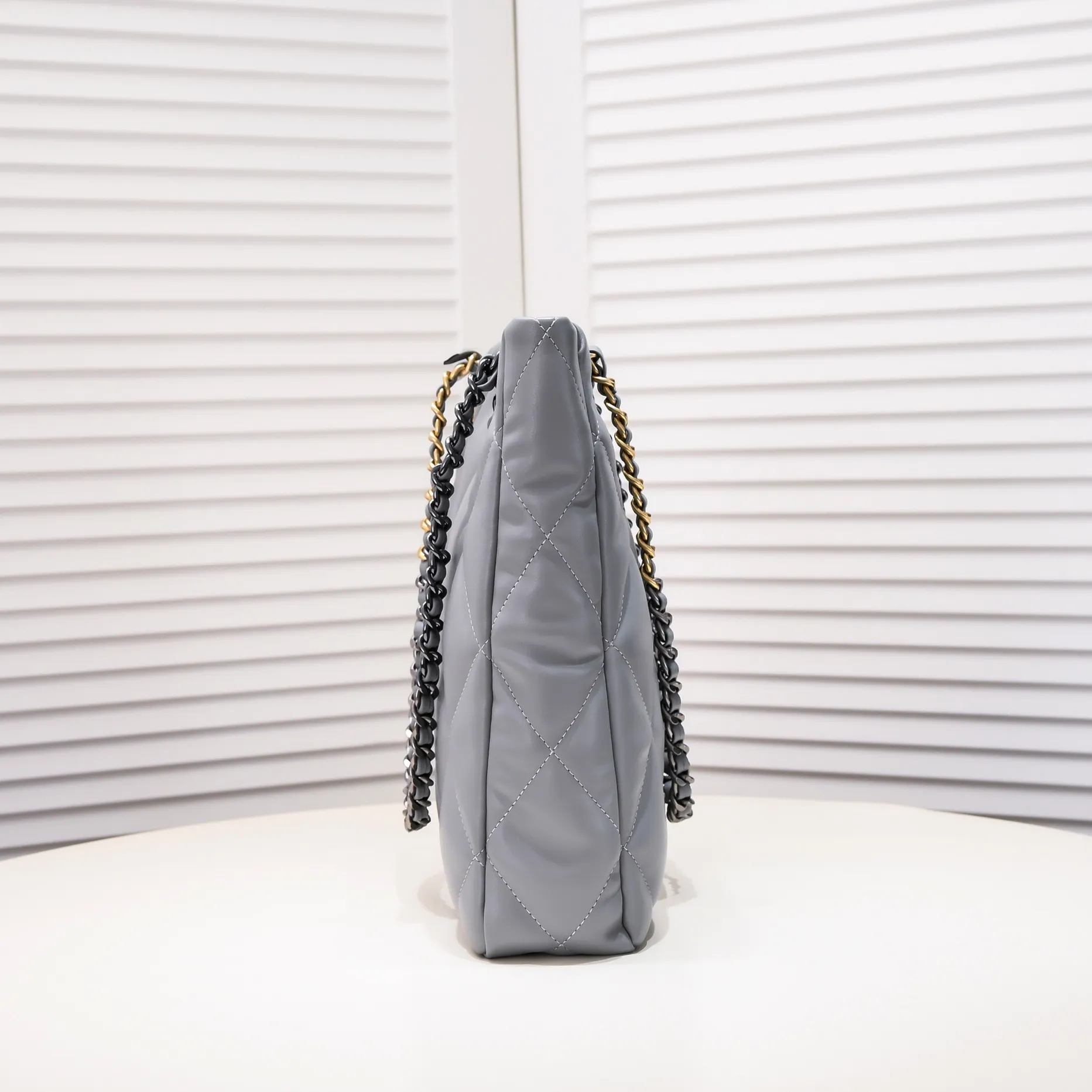 💰480￥Large size AS9088 𝗖𝗛𝗔𝗡𝗘𝗟 𝟮𝟮𝗕 19𝑩𝑨𝑮 𝑻𝒐𝒕𝒆 black gold Italian 🇮🇹 first-grade [GR] lambskin🐑, with a delicate and soft feel, classic diamond pattern design and leather-clad metal chain, gold comes with a sense of luxury, this season's most classic black gold design, gathering all the elements of 19, super exquisite, soft and glutinous. A large bag of fried chicken is practical, deconstructing the classic bag shape, reshaping the trend and fashion, making people shine at a glance, a ten-year-old style. Size: 30*37*10cm