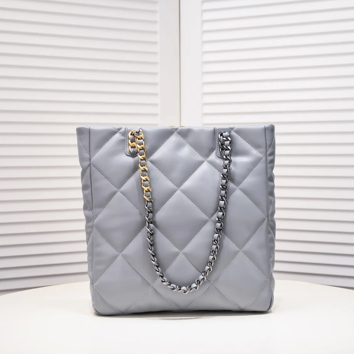 💰480￥Large size AS9088 𝗖𝗛𝗔𝗡𝗘𝗟 𝟮𝟮𝗕 19𝑩𝑨𝑮 𝑻𝒐𝒕𝒆 black gold Italian 🇮🇹 first-grade [GR] lambskin🐑, with a delicate and soft feel, classic diamond pattern design and leather-clad metal chain, gold comes with a sense of luxury, this season's most classic black gold design, gathering all the elements of 19, super exquisite, soft and glutinous. A large bag of fried chicken is practical, deconstructing the classic bag shape, reshaping the trend and fashion, making people shine at a glance, a ten-year-old style. Size: 30*37*10cm