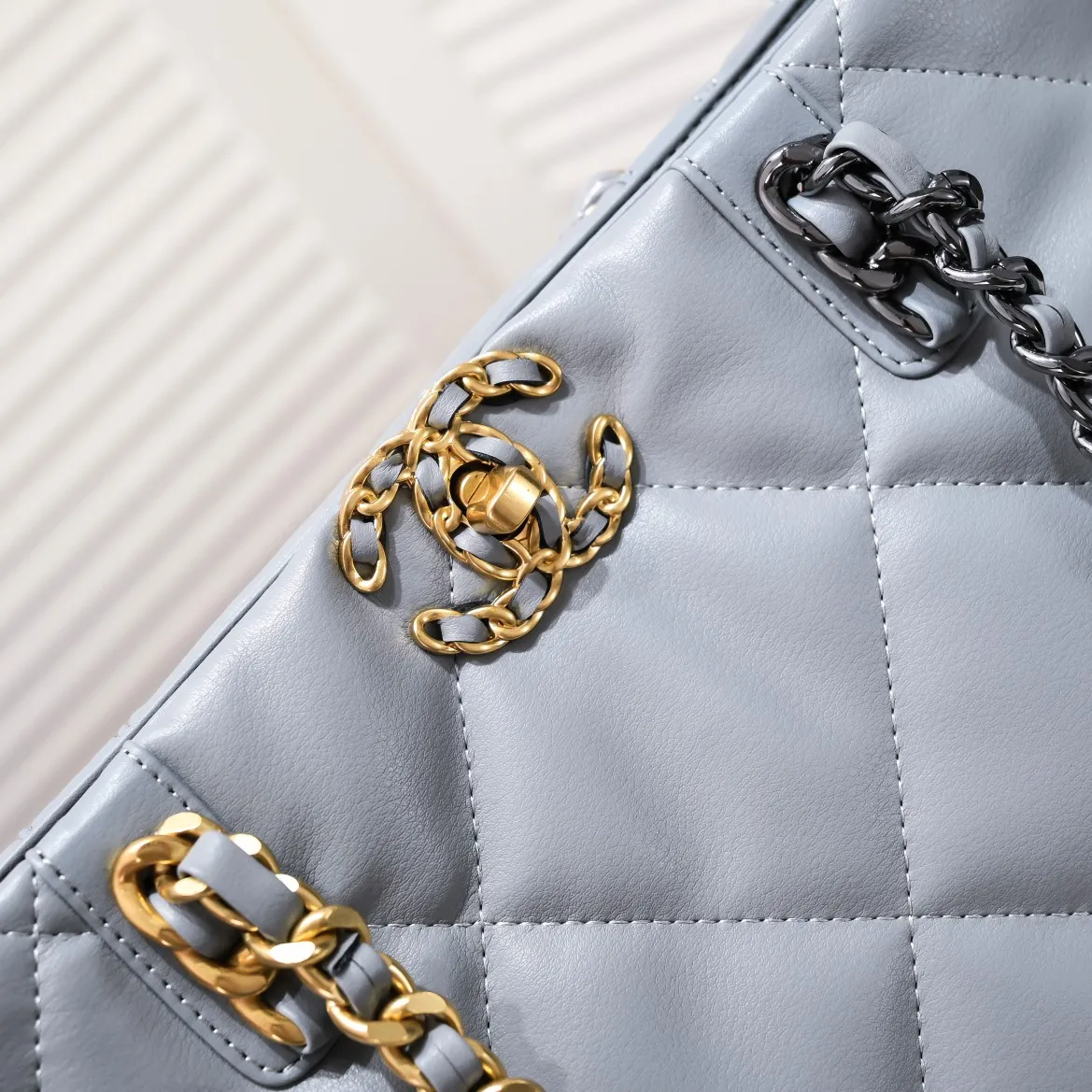 💰480￥Large size AS9088 𝗖𝗛𝗔𝗡𝗘𝗟 𝟮𝟮𝗕 19𝑩𝑨𝑮 𝑻𝒐𝒕𝒆 black gold Italian 🇮🇹 first-grade [GR] lambskin🐑, with a delicate and soft feel, classic diamond pattern design and leather-clad metal chain, gold comes with a sense of luxury, this season's most classic black gold design, gathering all the elements of 19, super exquisite, soft and glutinous. A large bag of fried chicken is practical, deconstructing the classic bag shape, reshaping the trend and fashion, making people shine at a glance, a ten-year-old style. Size: 30*37*10cm
