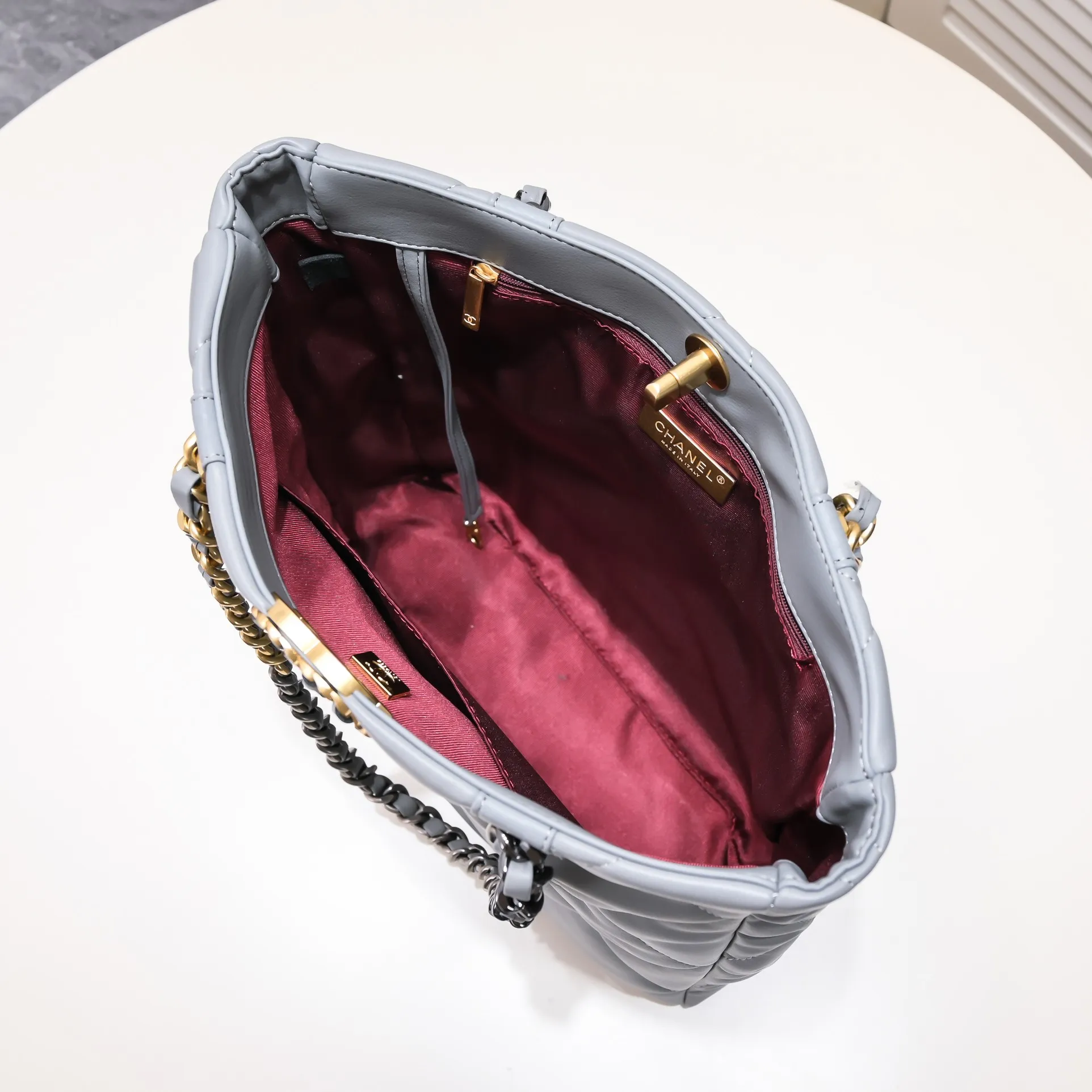 💰480￥Large size AS9088 𝗖𝗛𝗔𝗡𝗘𝗟 𝟮𝟮𝗕 19𝑩𝑨𝑮 𝑻𝒐𝒕𝒆 black gold Italian 🇮🇹 first-grade [GR] lambskin🐑, with a delicate and soft feel, classic diamond pattern design and leather-clad metal chain, gold comes with a sense of luxury, this season's most classic black gold design, gathering all the elements of 19, super exquisite, soft and glutinous. A large bag of fried chicken is practical, deconstructing the classic bag shape, reshaping the trend and fashion, making people shine at a glance, a ten-year-old style. Size: 30*37*10cm